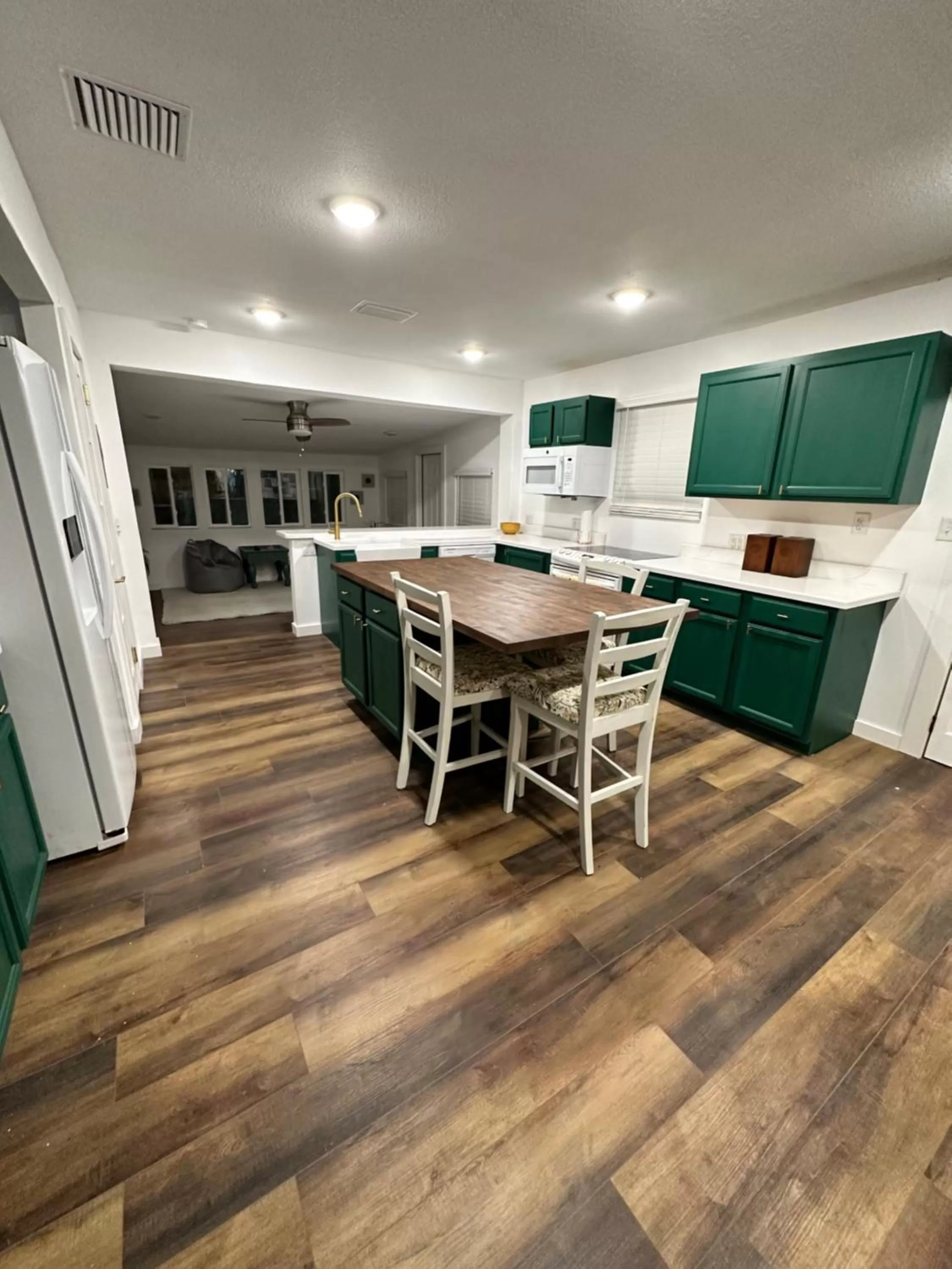 Dining area in Nature Coast Inn & Cottages