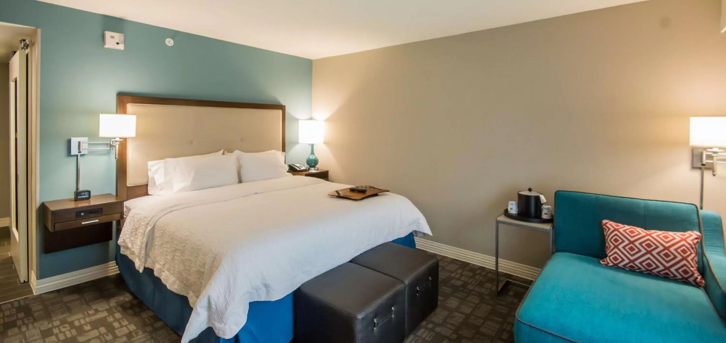 Bed in Hampton Inn & Suites Orlando near SeaWorld