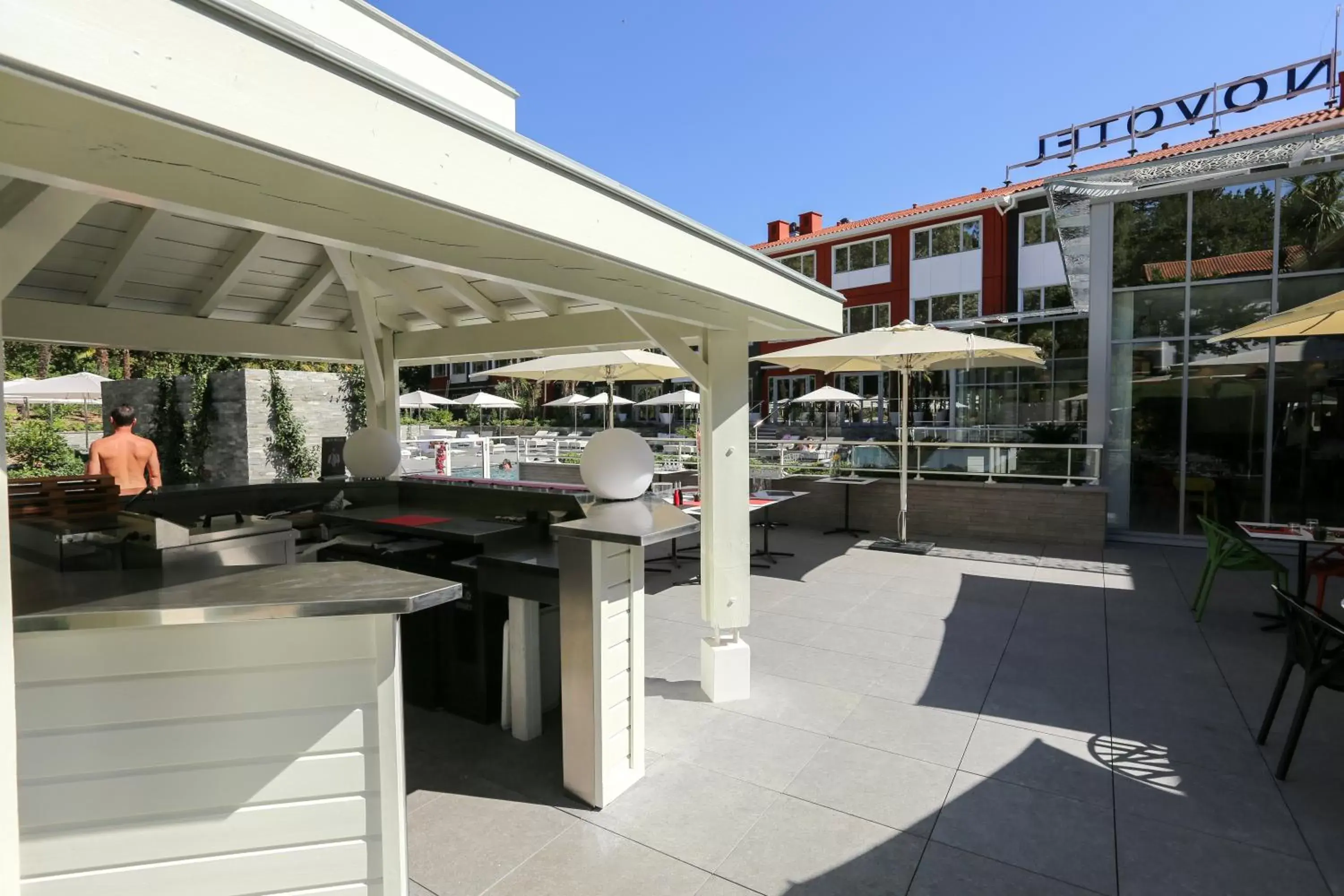 Patio, Lounge/Bar in Novotel Resort & Spa Biarritz Anglet