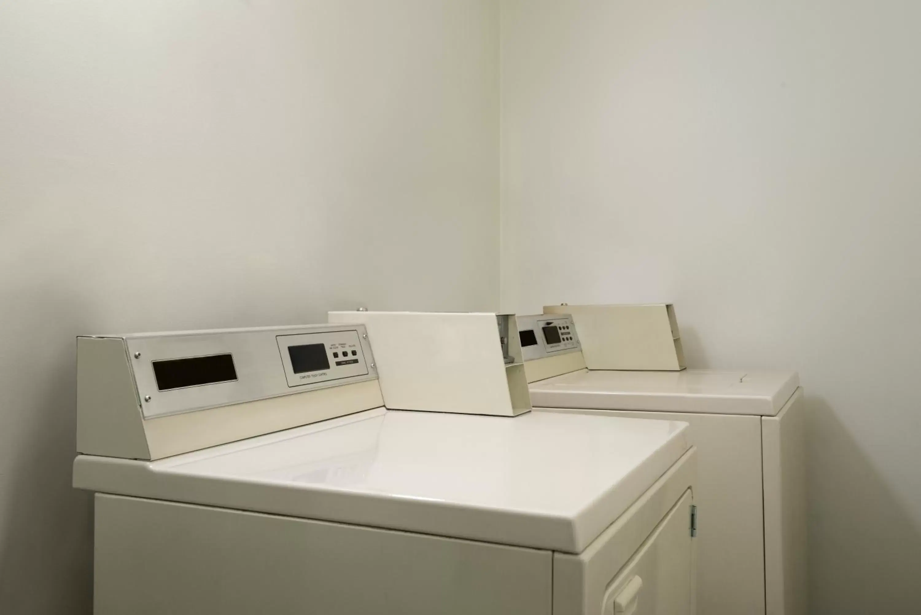 laundry, Kitchen/Kitchenette in Days Inn by Wyndham Vancouver Downtown