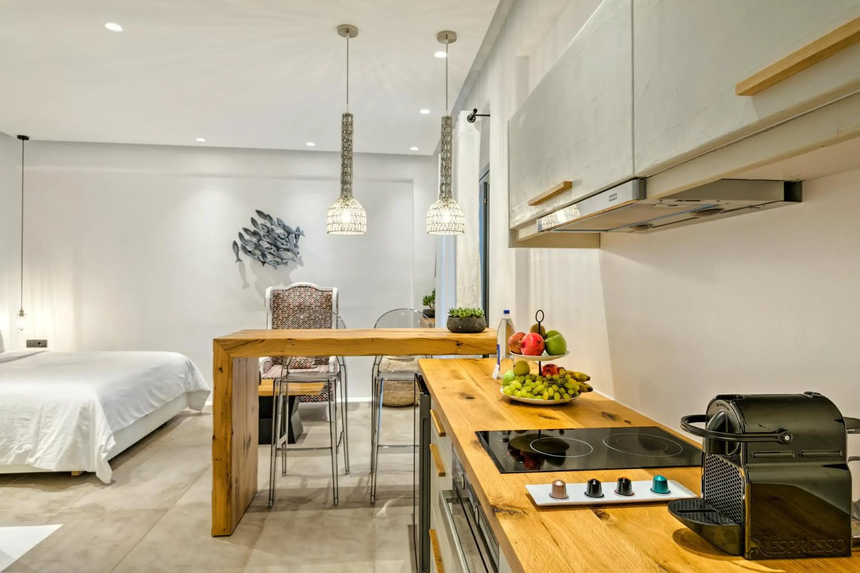 Coffee/tea facilities, Kitchen/Kitchenette in Portes Suites & Villas Mykonos