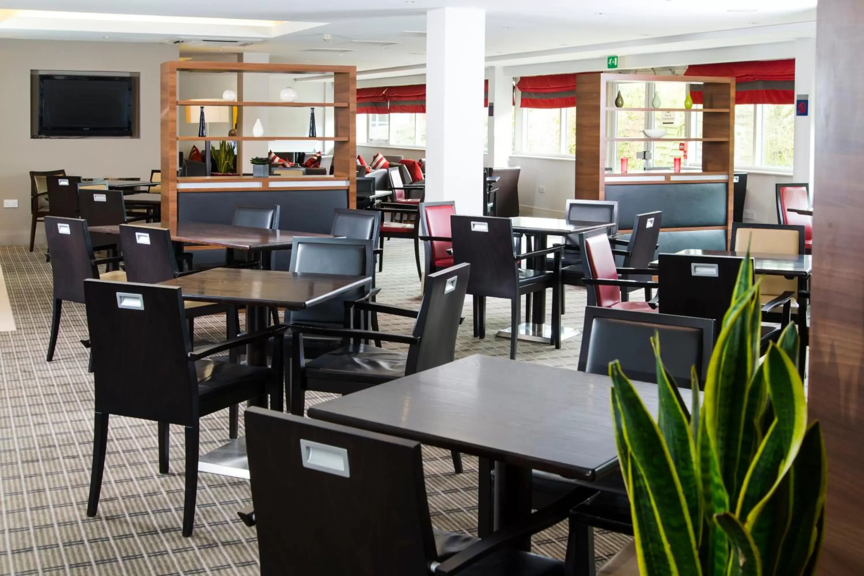 Restaurant/Places to Eat in Holiday Inn Express Northampton - South, an IHG Hotel