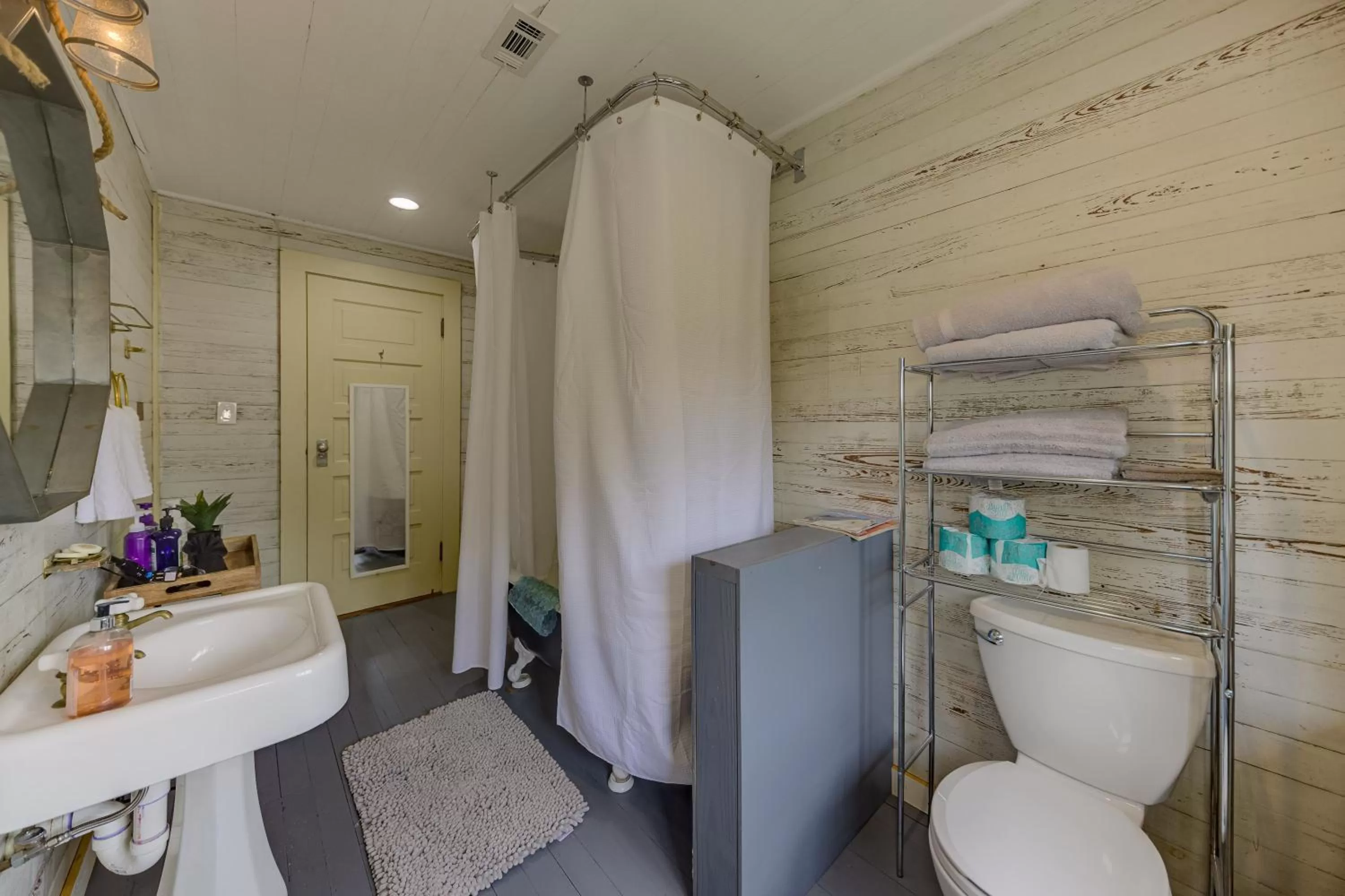 Bathroom in Oak Hall Bed and Breakfast