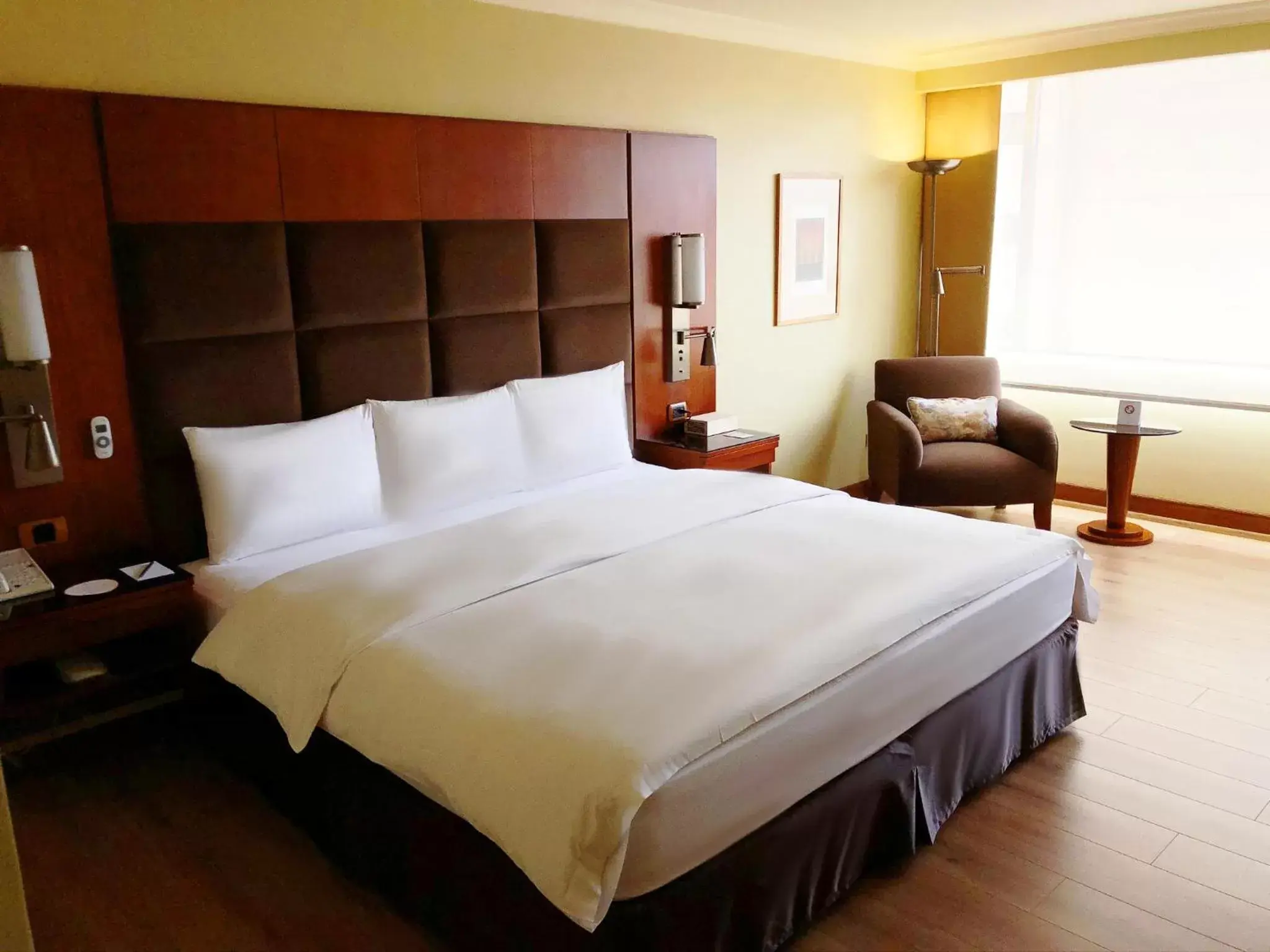 Photo of the whole room, Bed in Swissotel Quito
