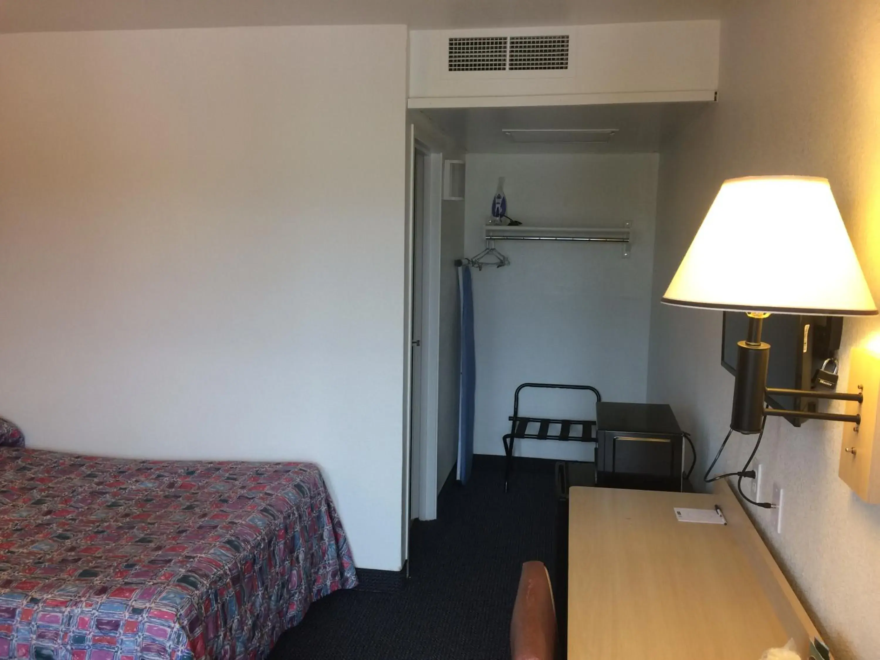 Bed in Travelodge by Wyndham Raton Bed in Travelodge by Wyndham Raton