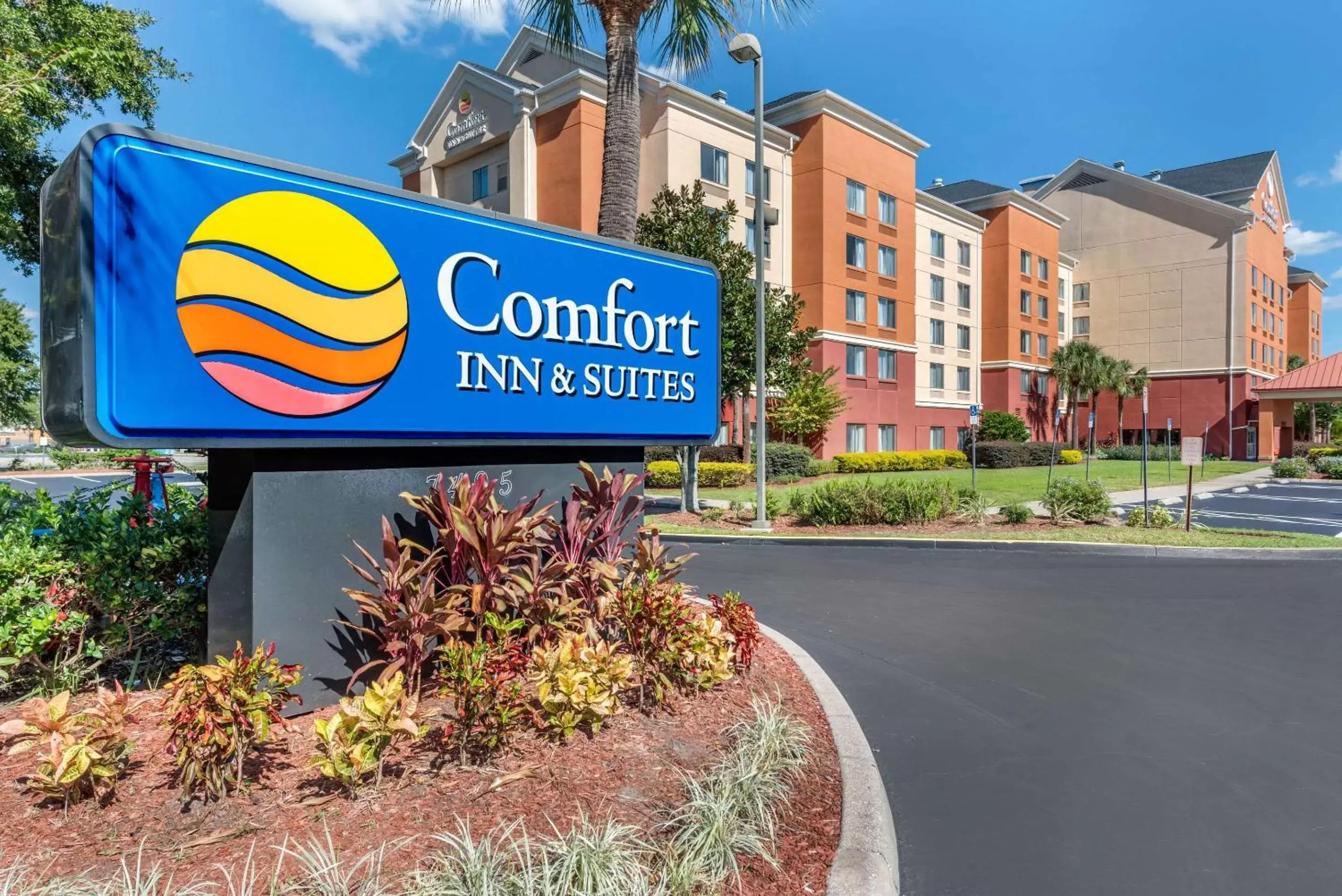 Property building in Comfort Inn & Suites Near Universal Orlando Resort-Convention Ctr
