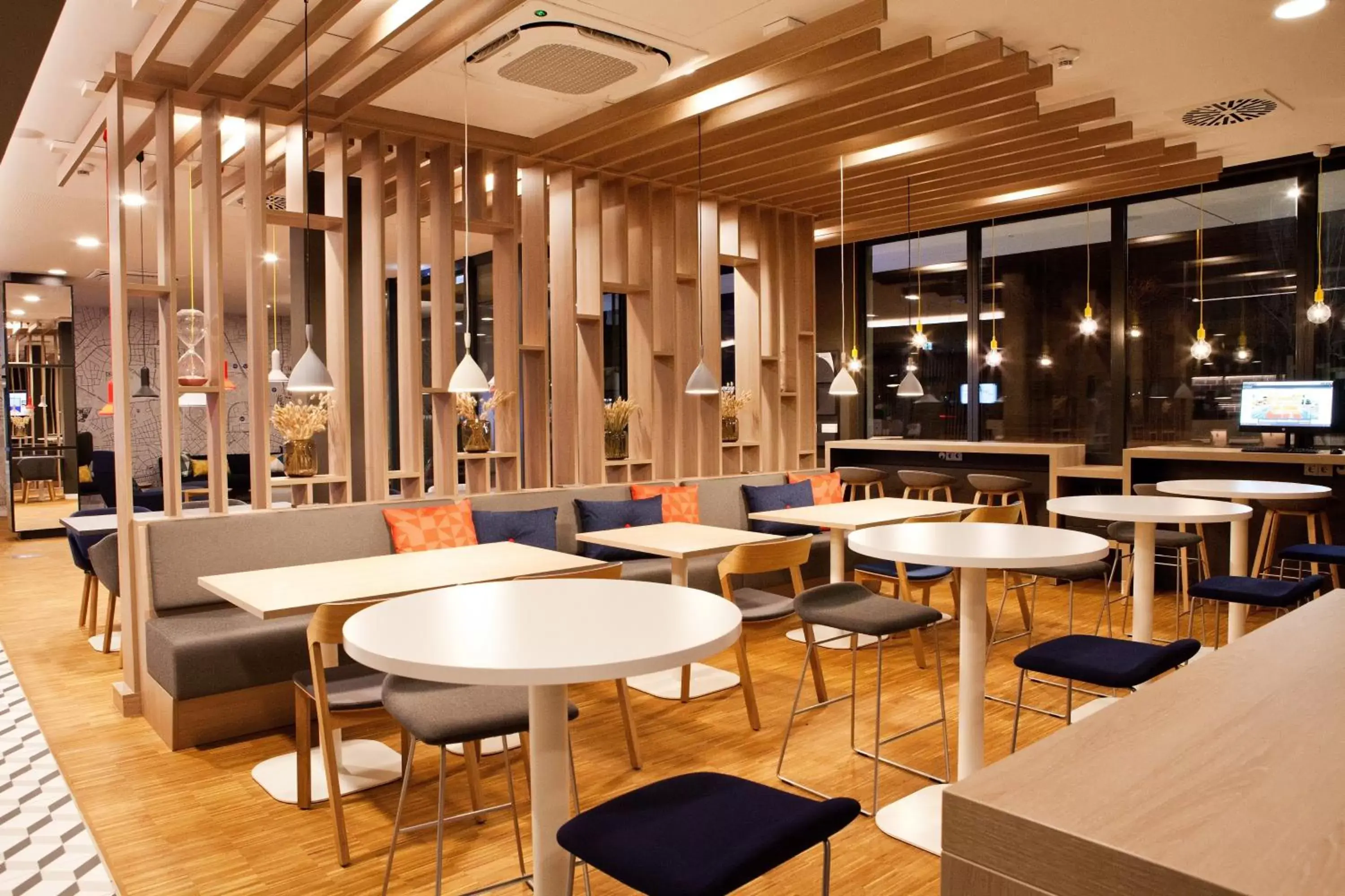 Lounge or bar, Restaurant/Places to Eat in Holiday Inn Express Munich - Olympiapark, an IHG Hotel