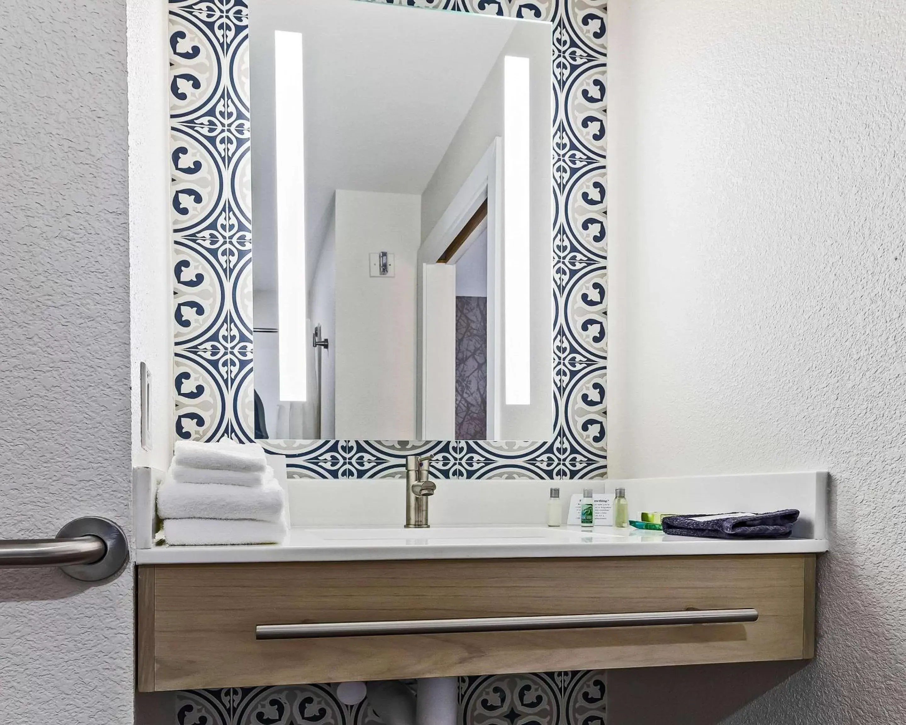 Bedroom, Bathroom in Hillstone Inn Tulare, Ascend Hotel Collection