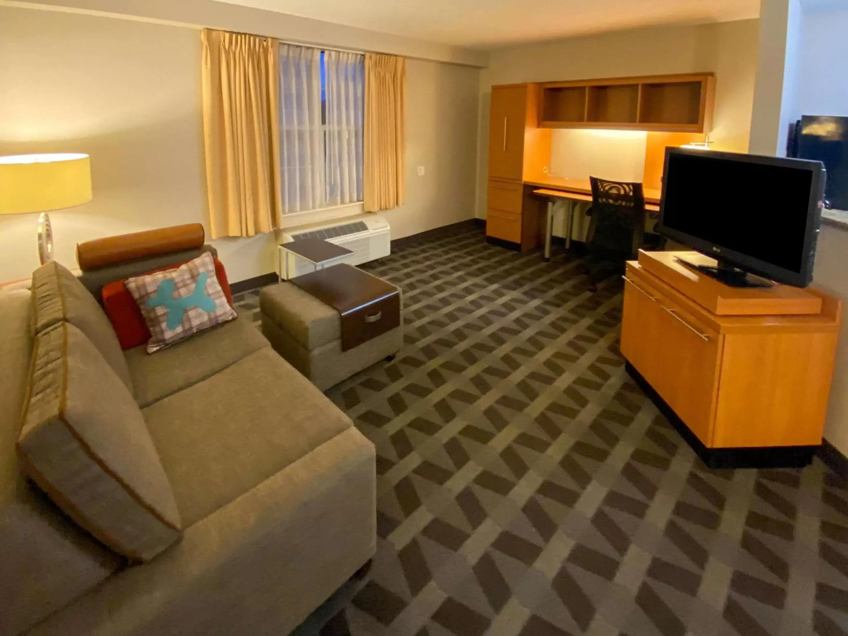 Bedroom, Seating Area in MainStay Suites Middleburg Heights Cleveland Airport
