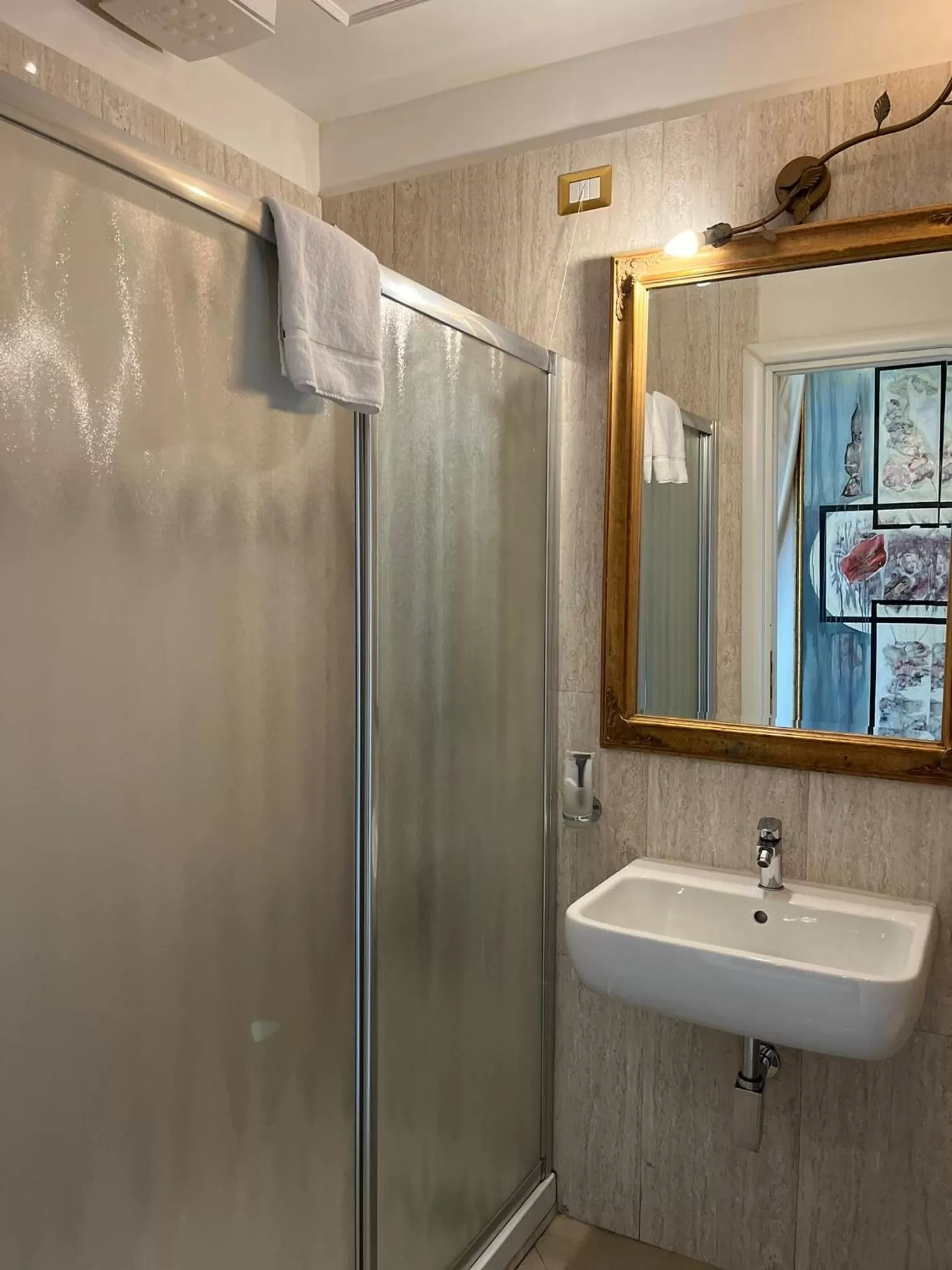 Shower in B&B Art Suite Santa Brigida