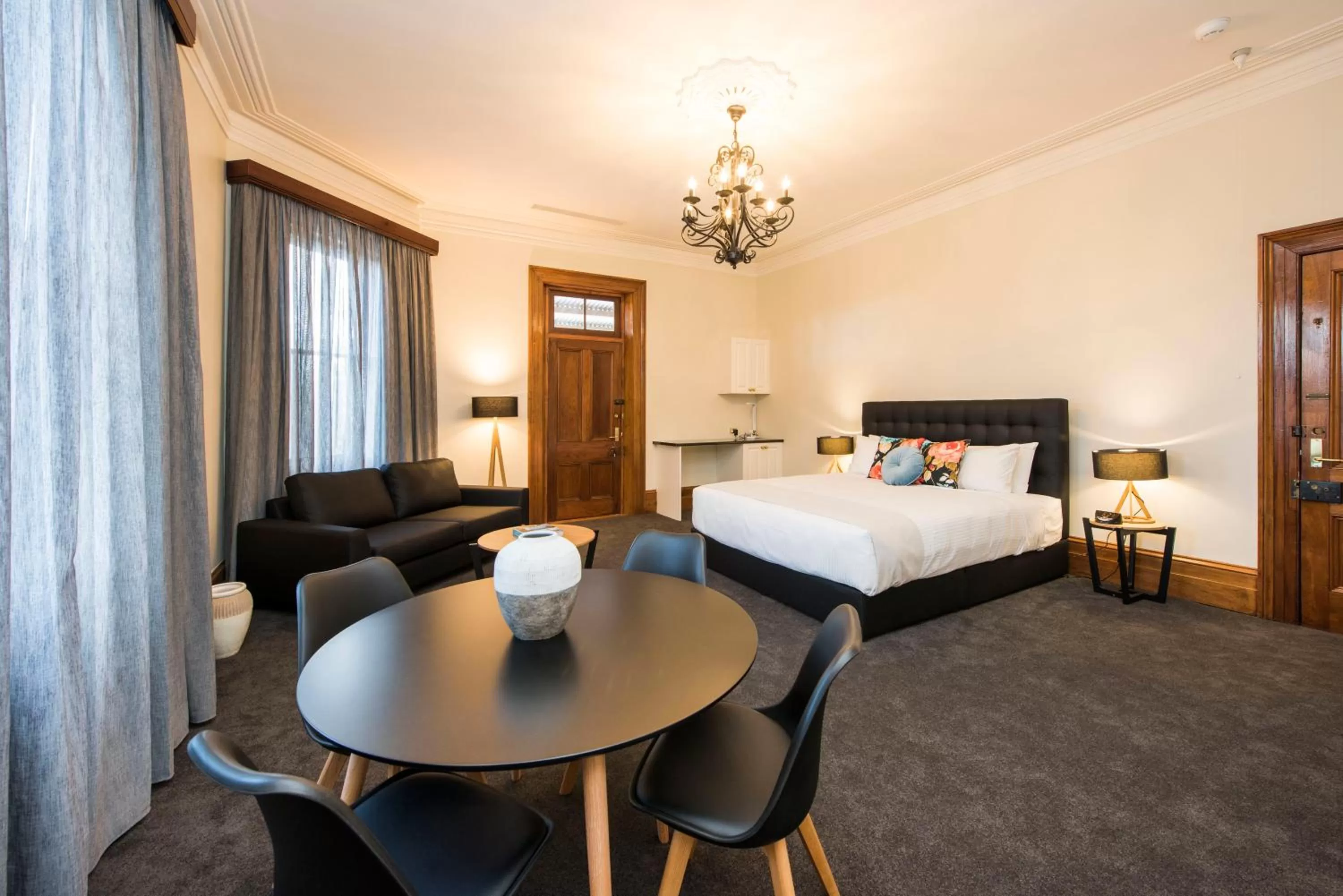 Seating area, Bed in The Parkview Hotel Mudgee