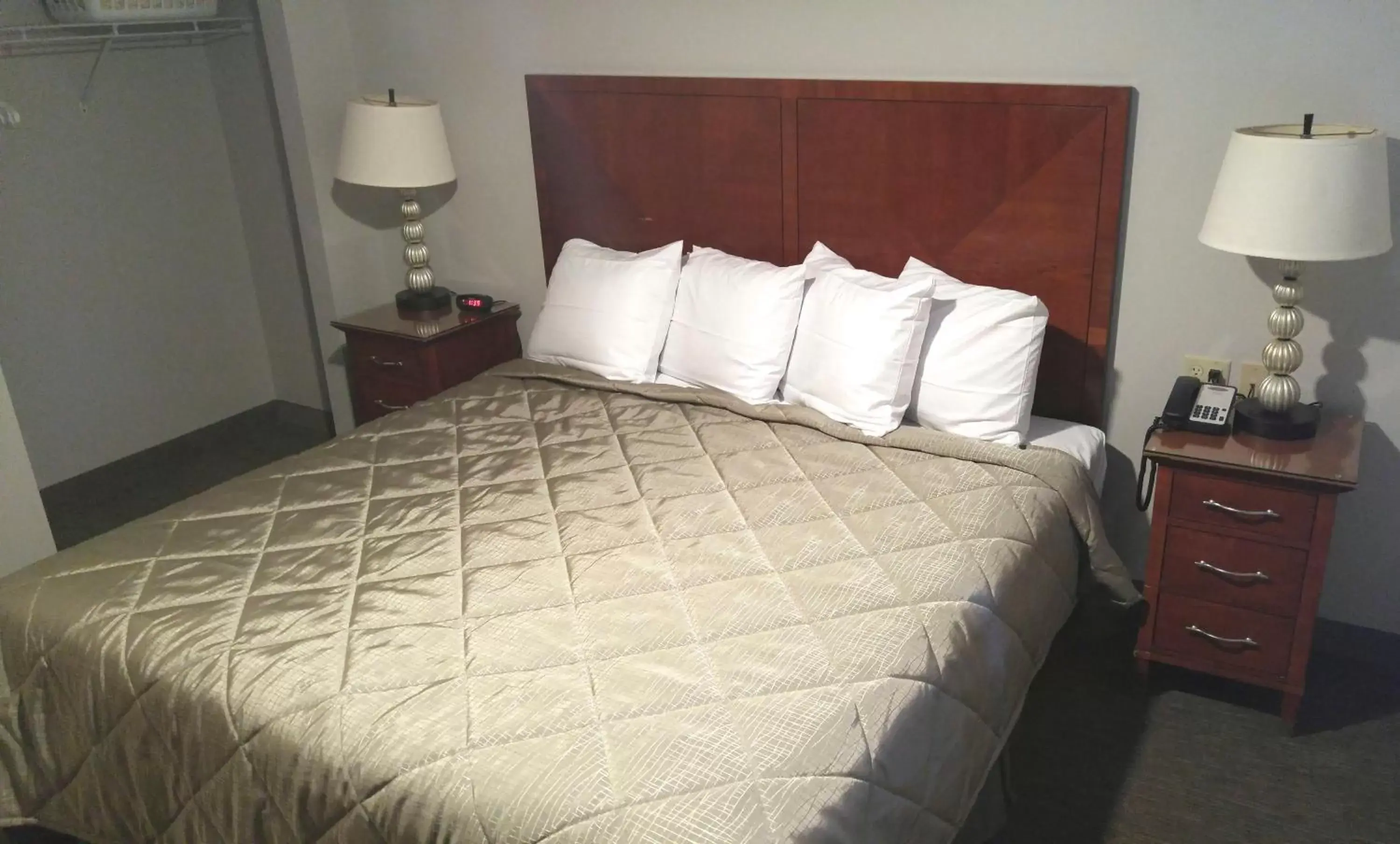 Photo of the whole room, Bed in Affordable Suites of America Portage