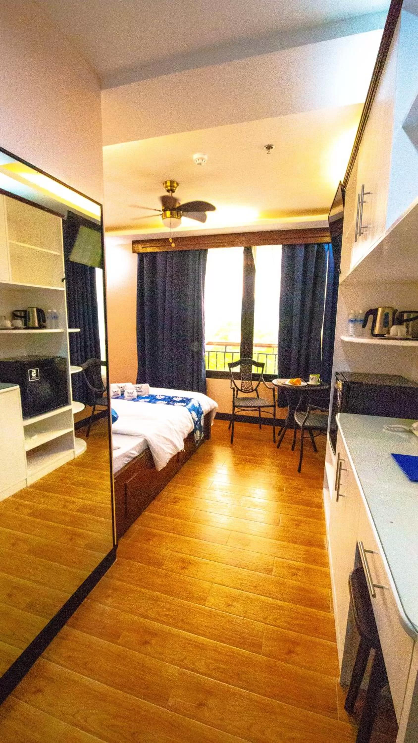 Photo of the whole room, Bed in Skylodge Resort