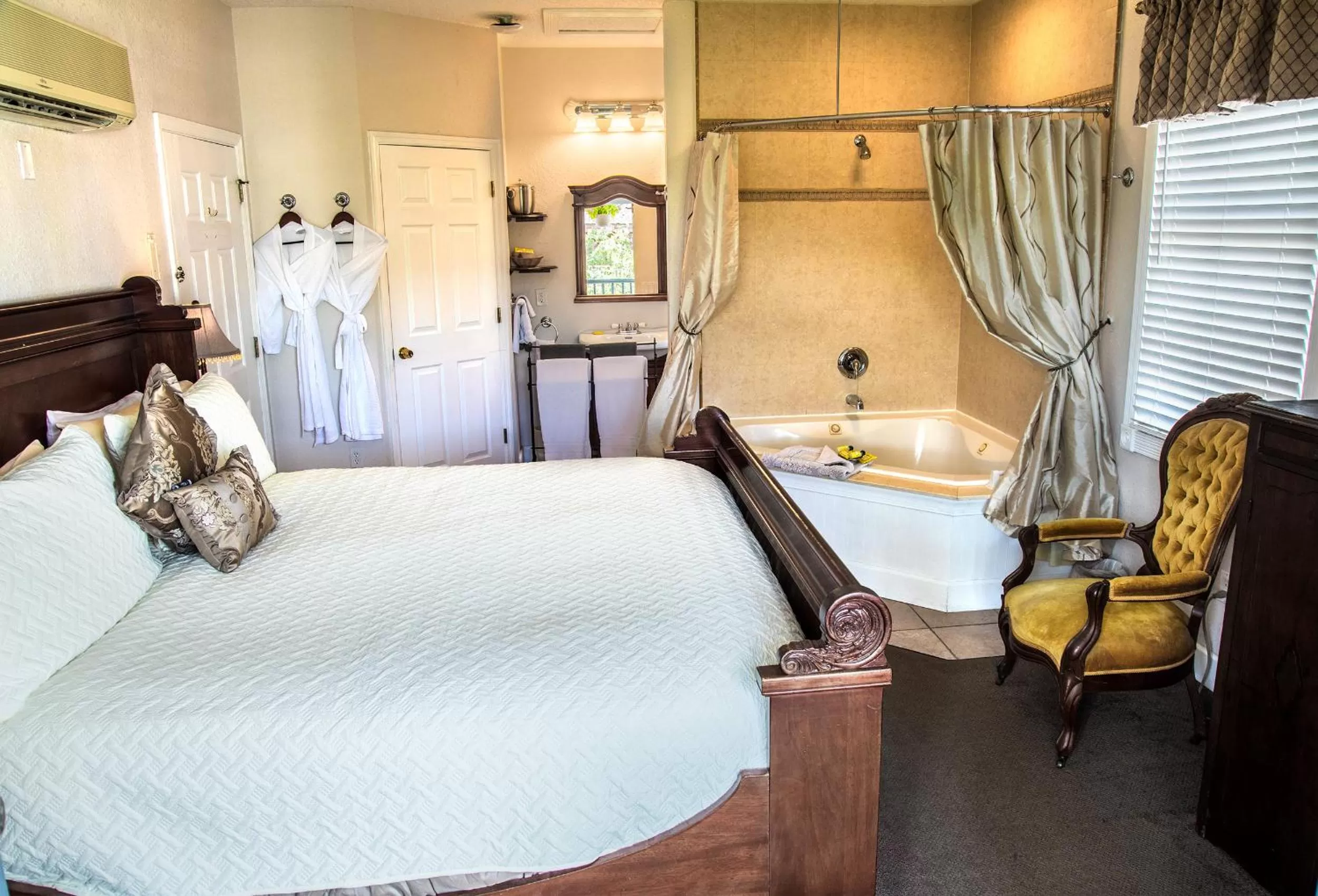 King Room with Spa Bath - Victorian House in Casa De Solana & Victorian House Bed and Breakfast