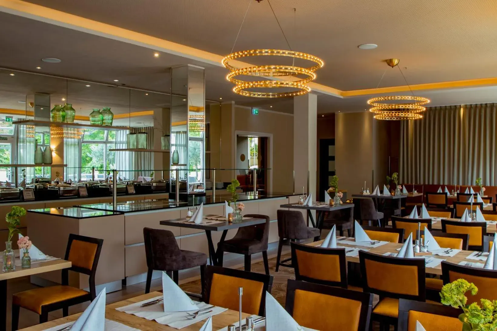 Restaurant/Places to Eat in Caravelle Hotel im Park