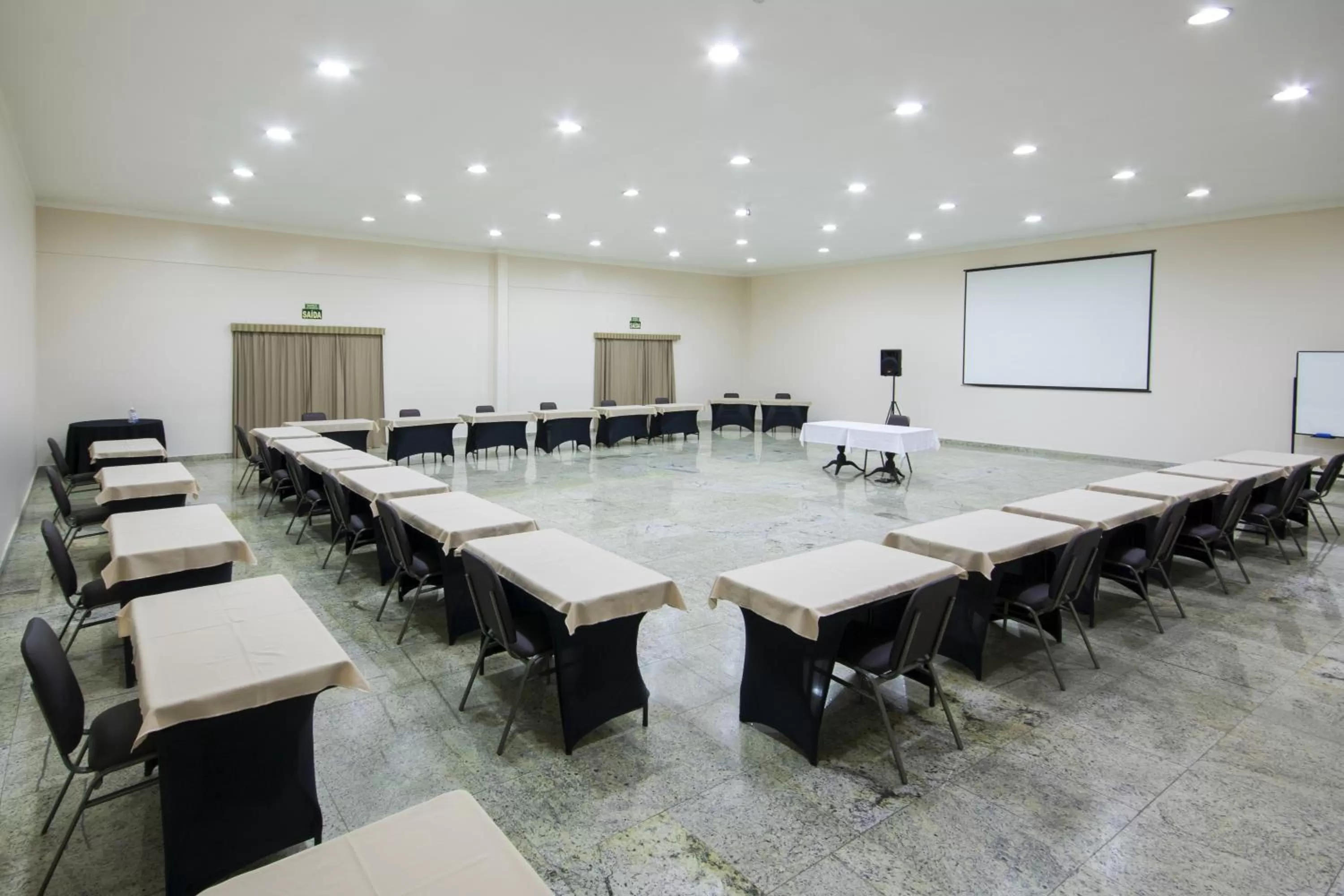 Meeting/conference room in Hotel Dan Inn Campinas Anhanguera - By Nacional Inn