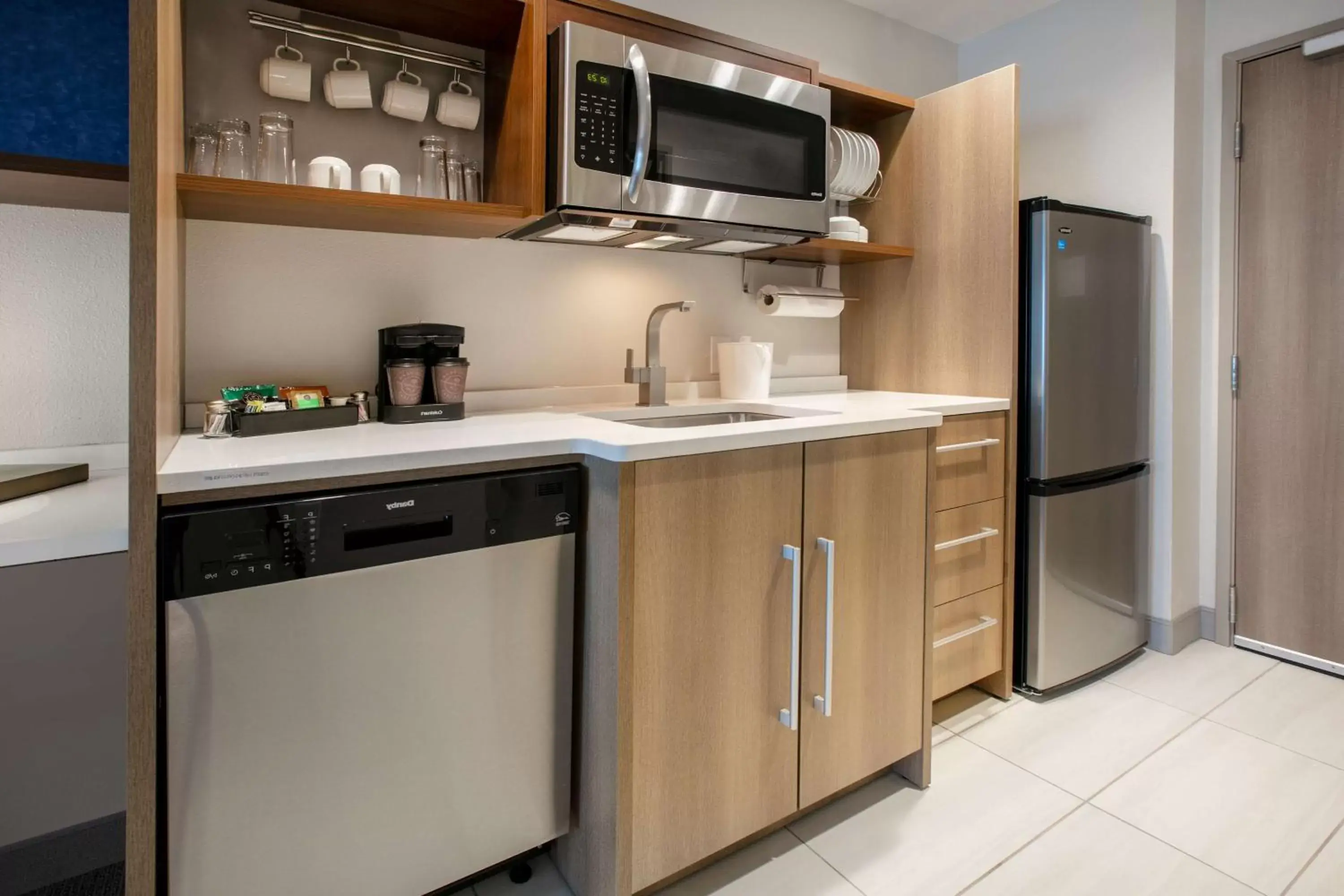 Kitchen or kitchenette, Kitchen/Kitchenette in Home2 Suites By Hilton Euless Dfw West, Tx