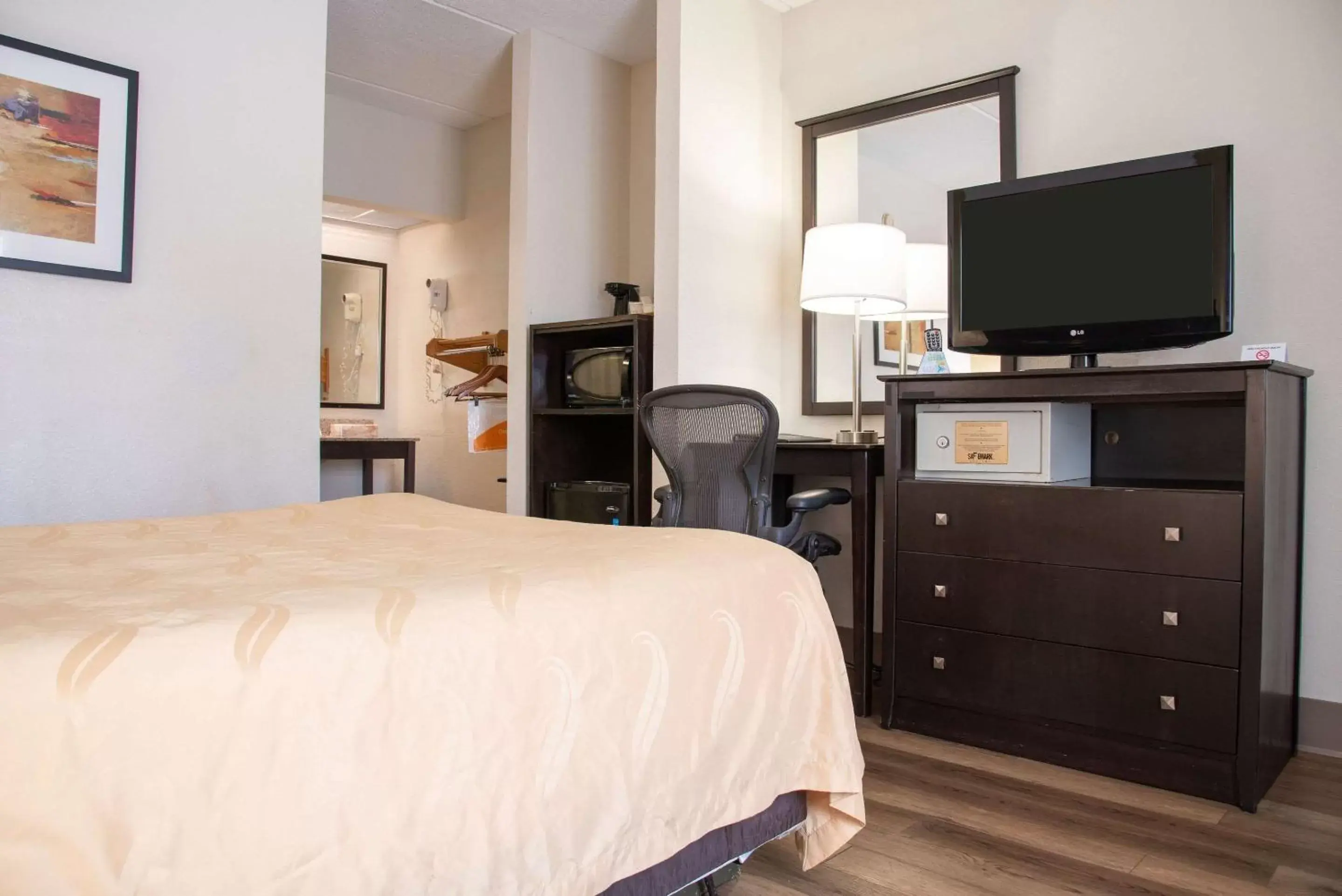 Bedroom, TV/Entertainment Center in Quality Inn & Suites Aiken