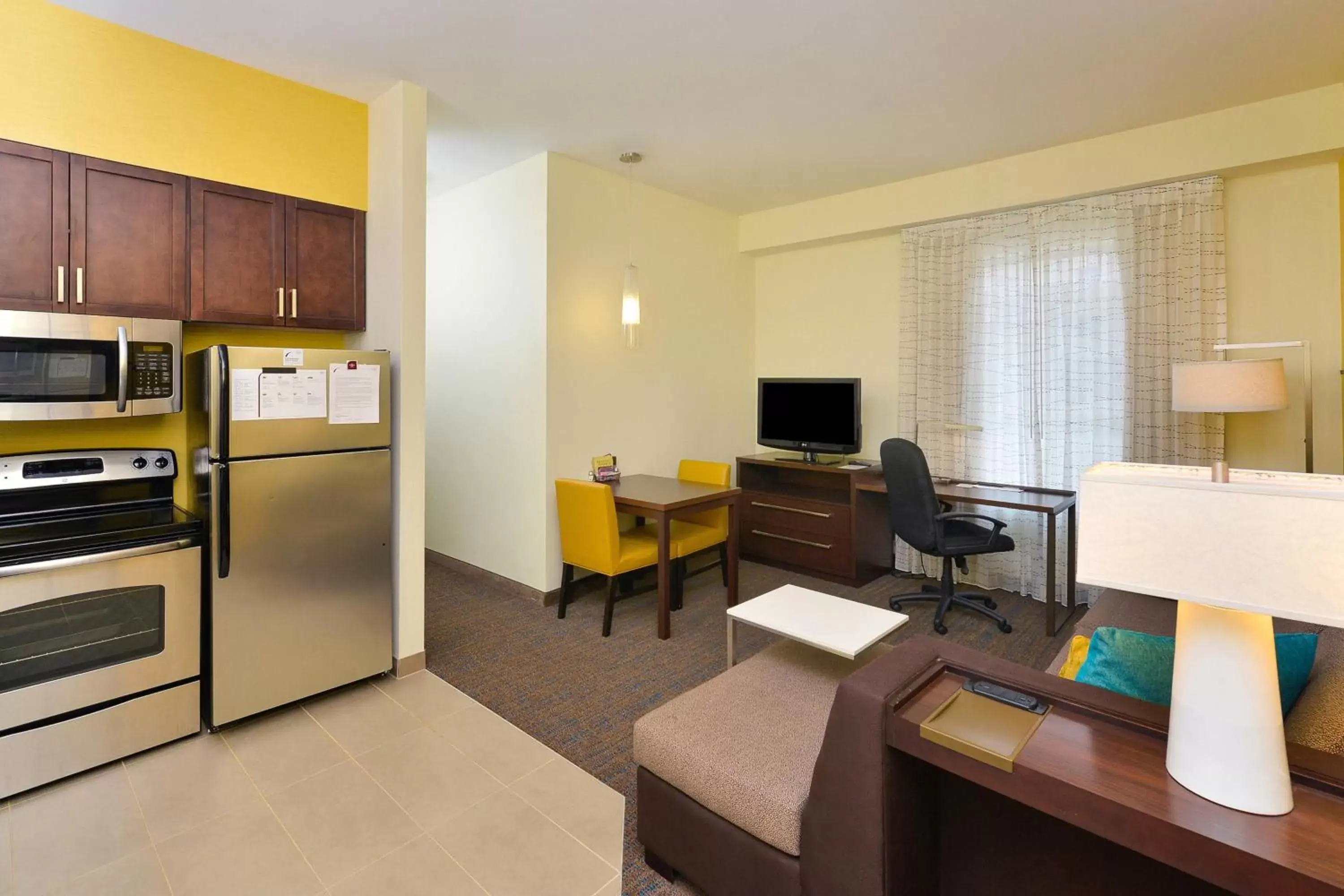 Kitchen or kitchenette, TV/Entertainment Center in Residence Inn by Marriott Champaign