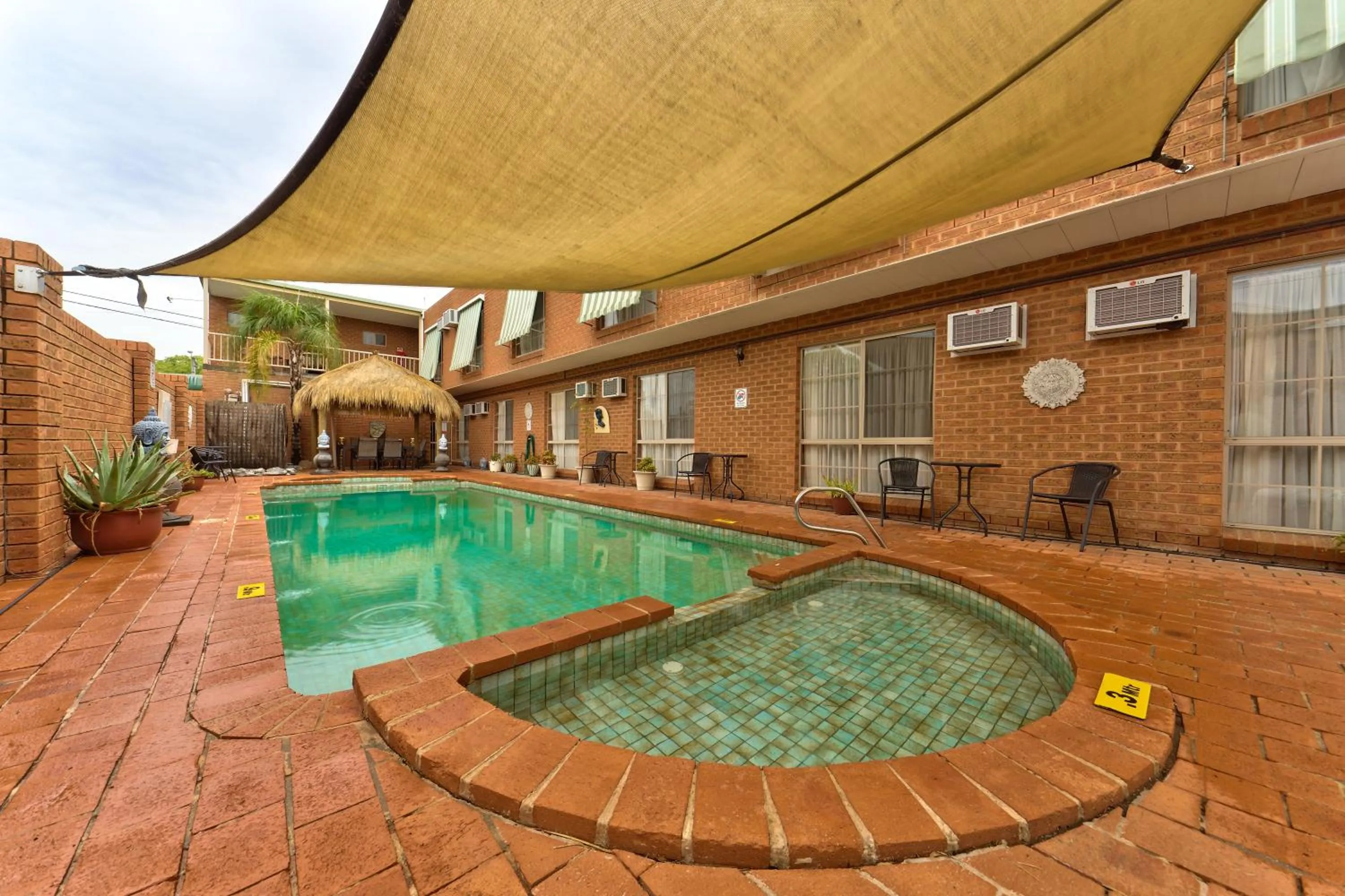 Swimming pool in Central Yarrawonga Motor Inn