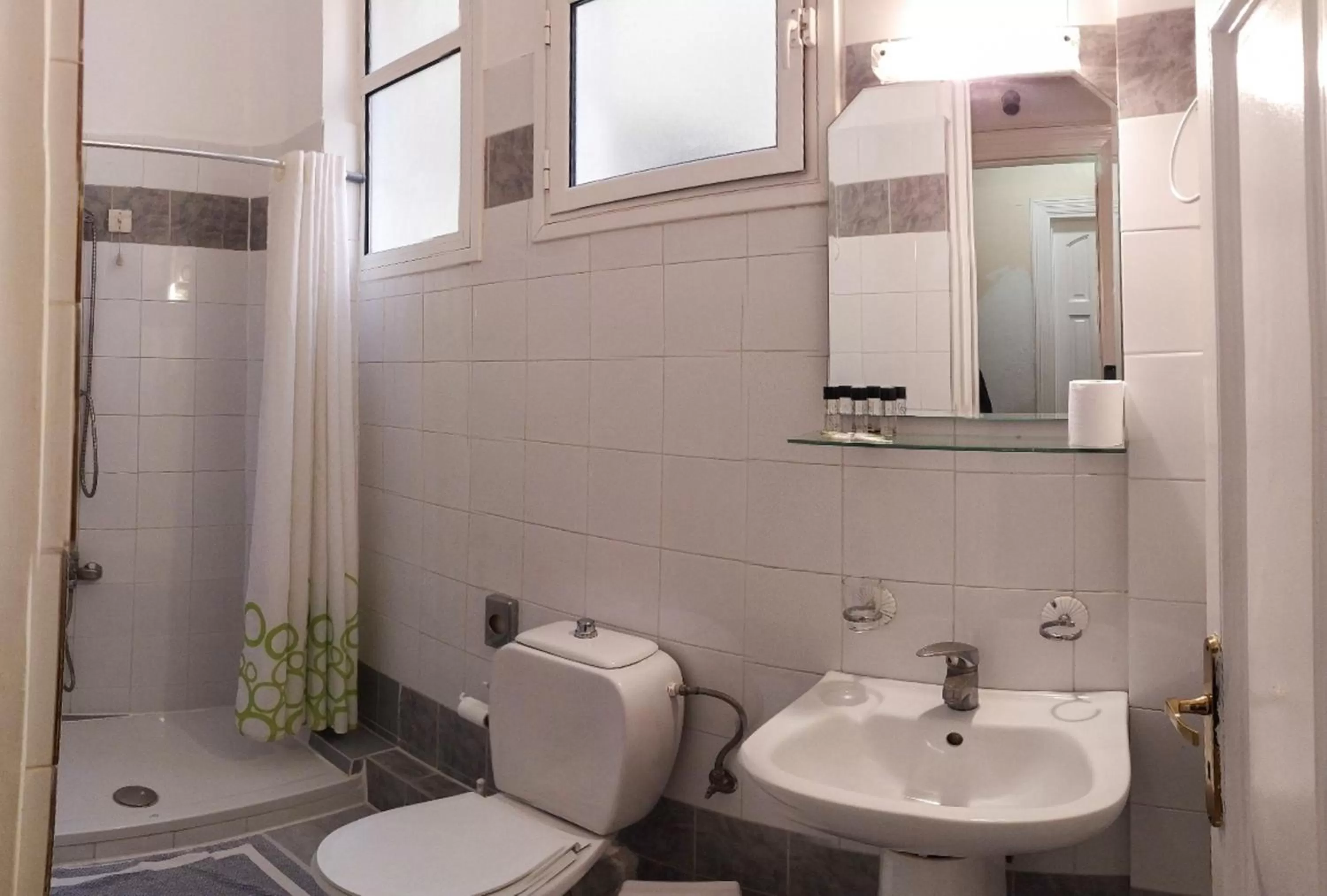 Shower in Cecil Hotel