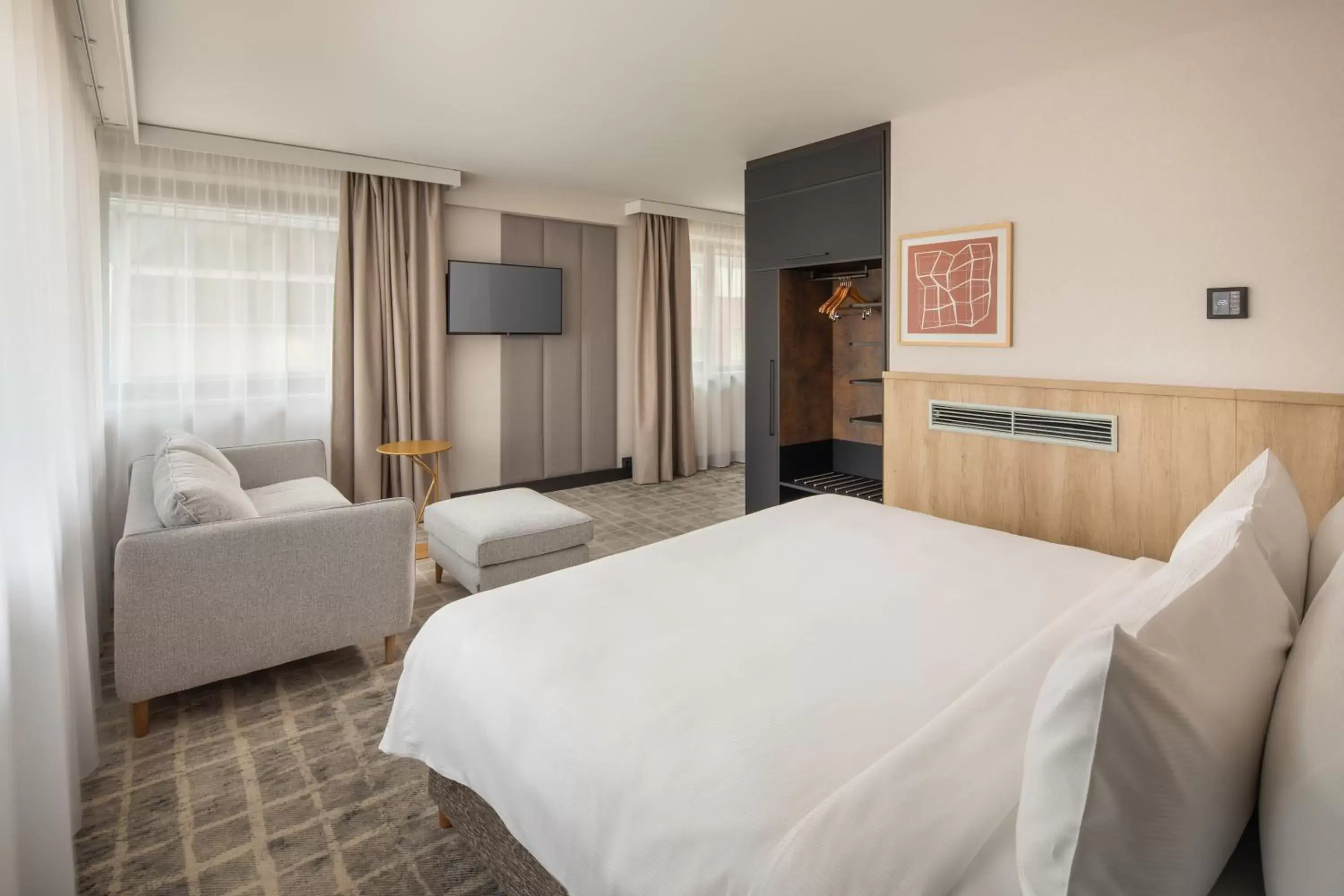 TV and multimedia, Bed in Crowne Plaza Budapest by IHG TV and multimedia, Bed in Crowne Plaza Budapest by IHG