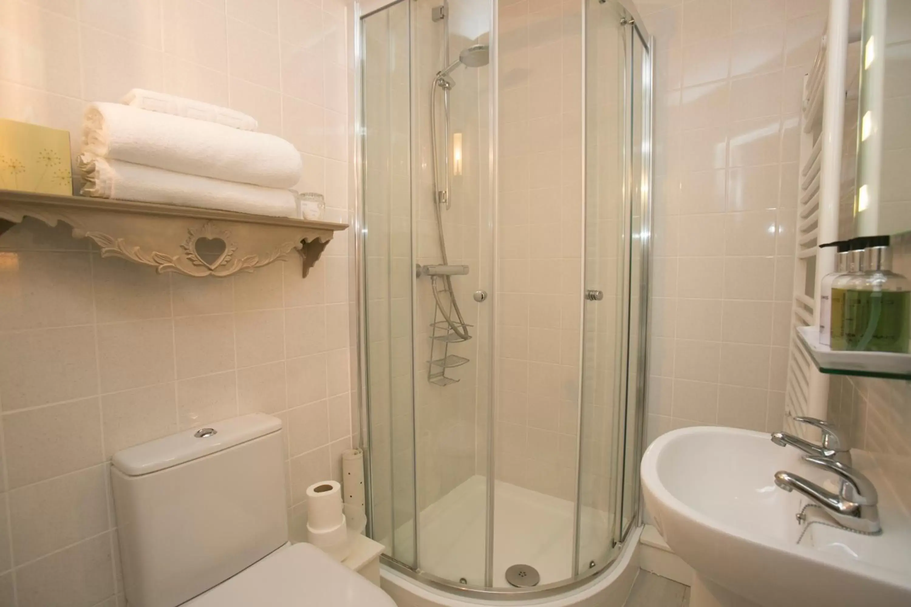 Shower, Bathroom in Tudor Cottage B&B Frampton