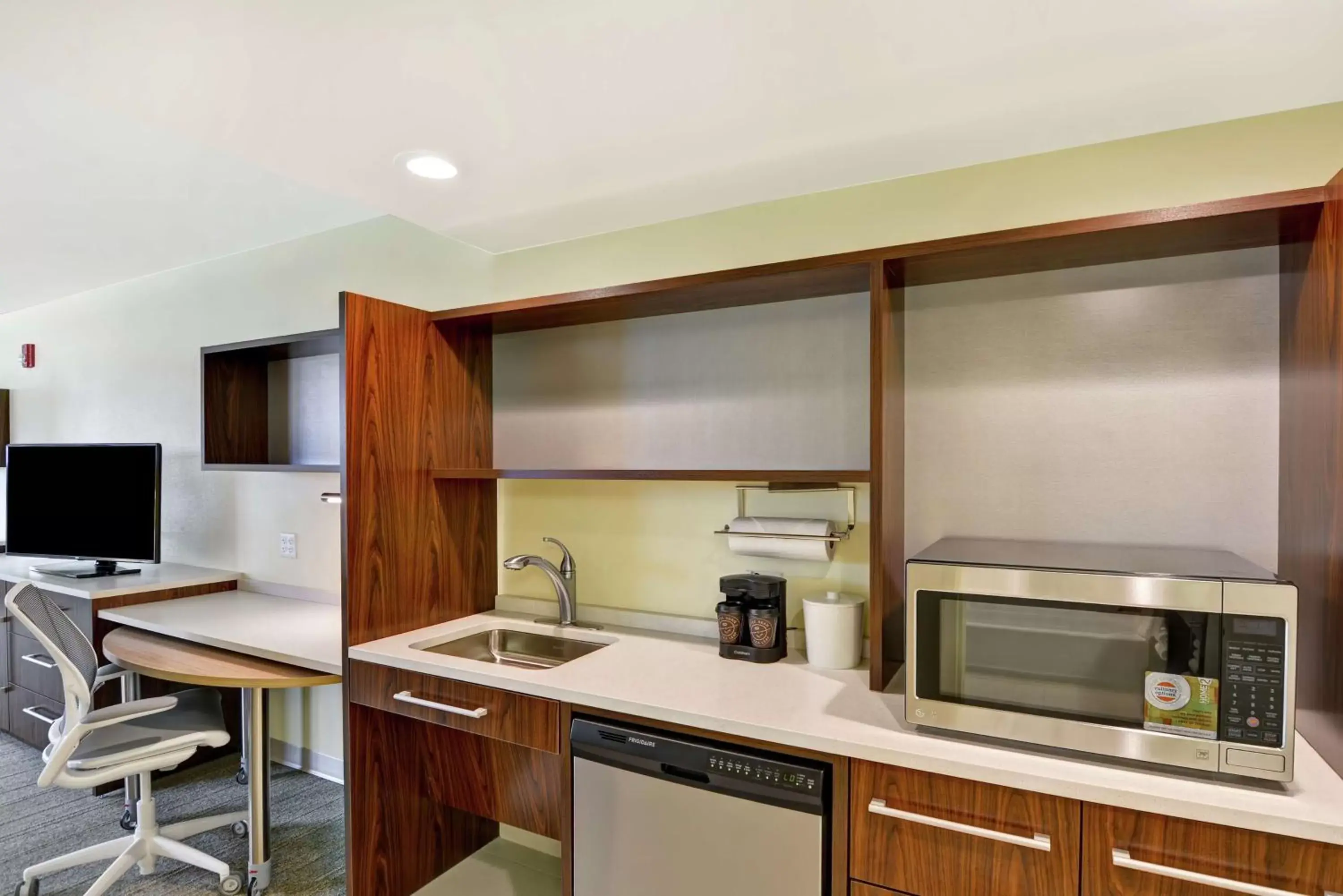 Bedroom, Kitchen/Kitchenette in Home2 Suites By Hilton Helena