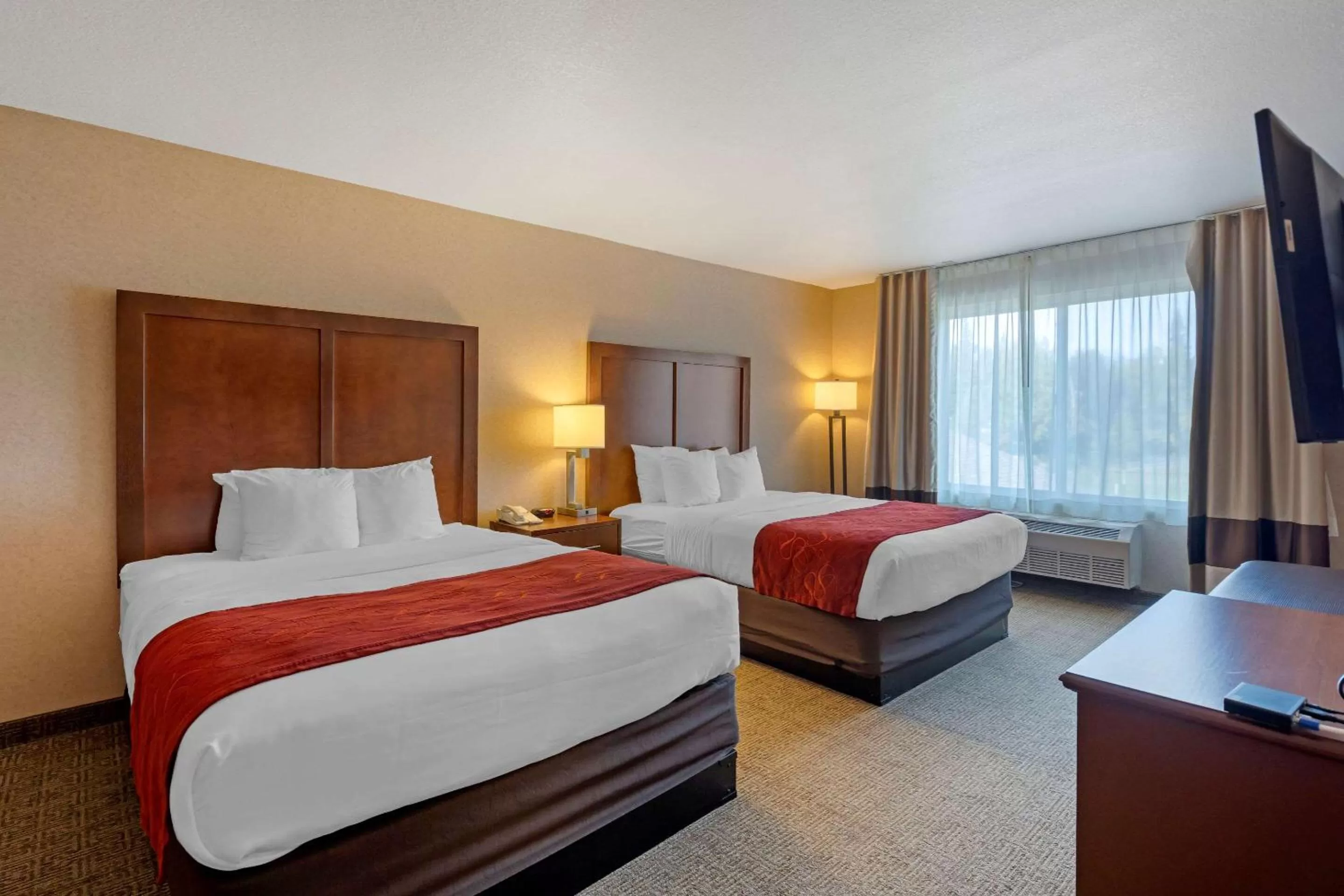 Photo of the whole room, Bed in Comfort Suites Anchorage International Airport