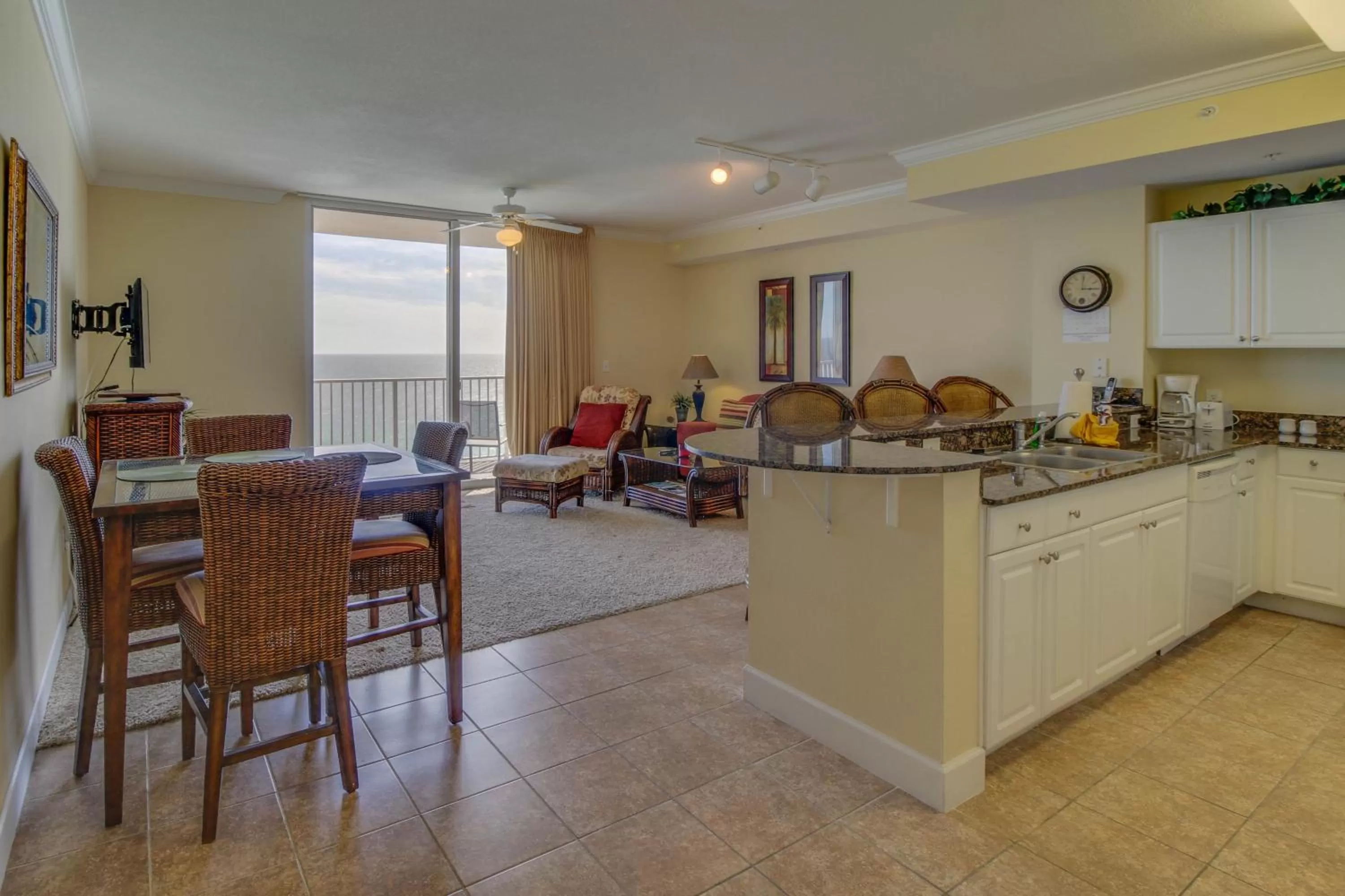 Restaurant/Places to Eat in Tidewater Beach Resort 1204