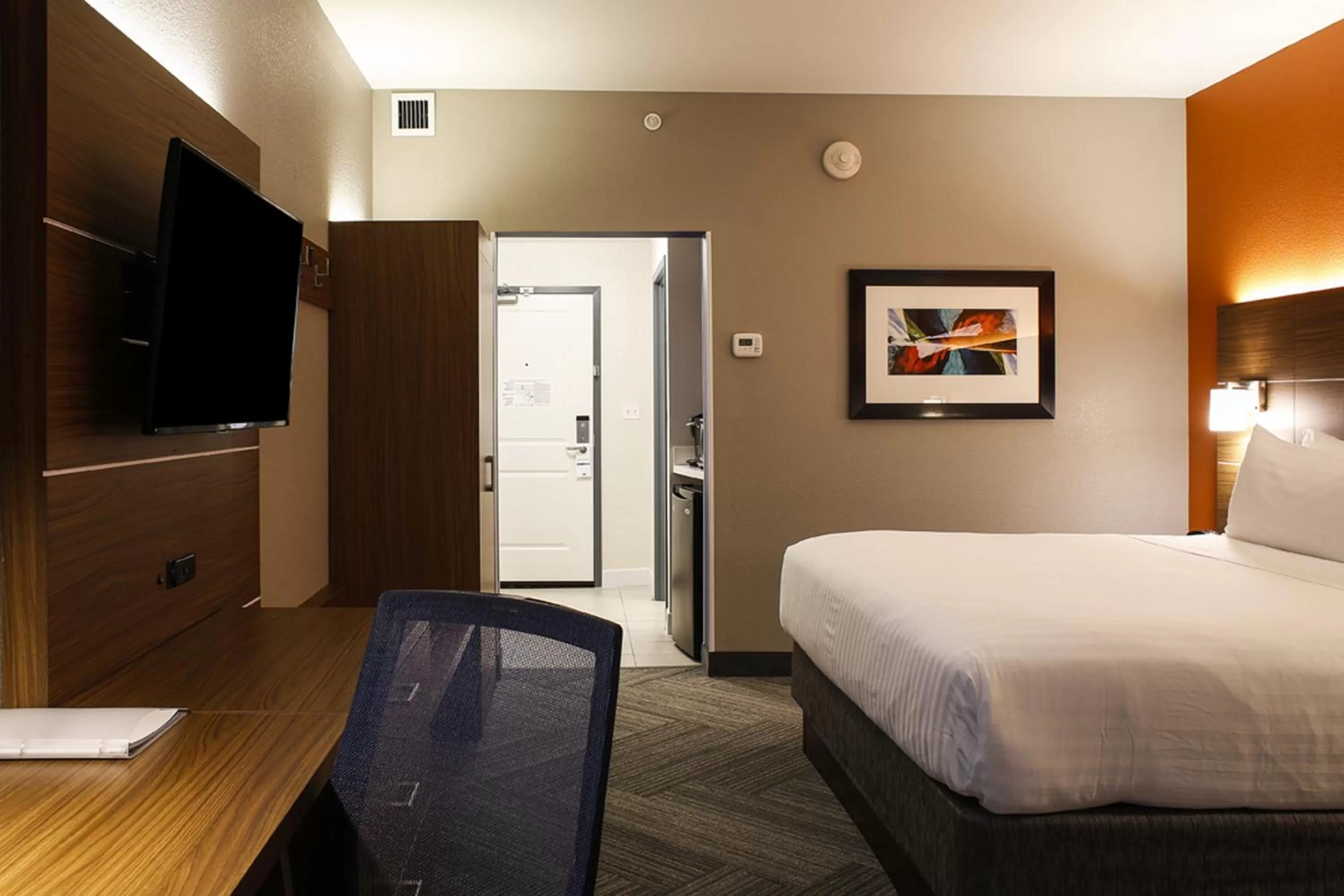 Photo of the whole room, Bed in Holiday Inn Express & Suites Downtown Louisville by IHG