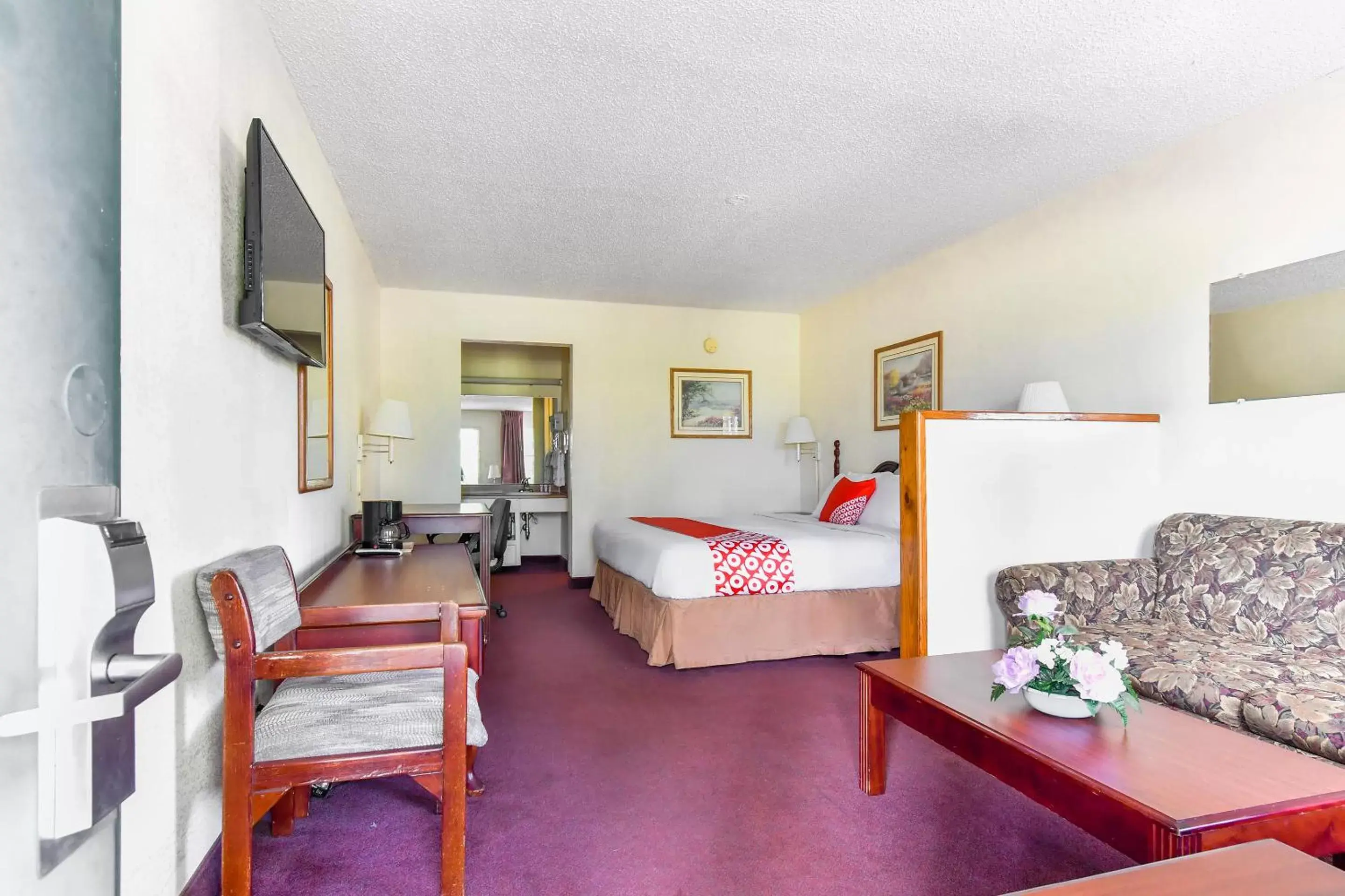 Bedroom, Seating Area in OYO Hotel Tyler Lindale