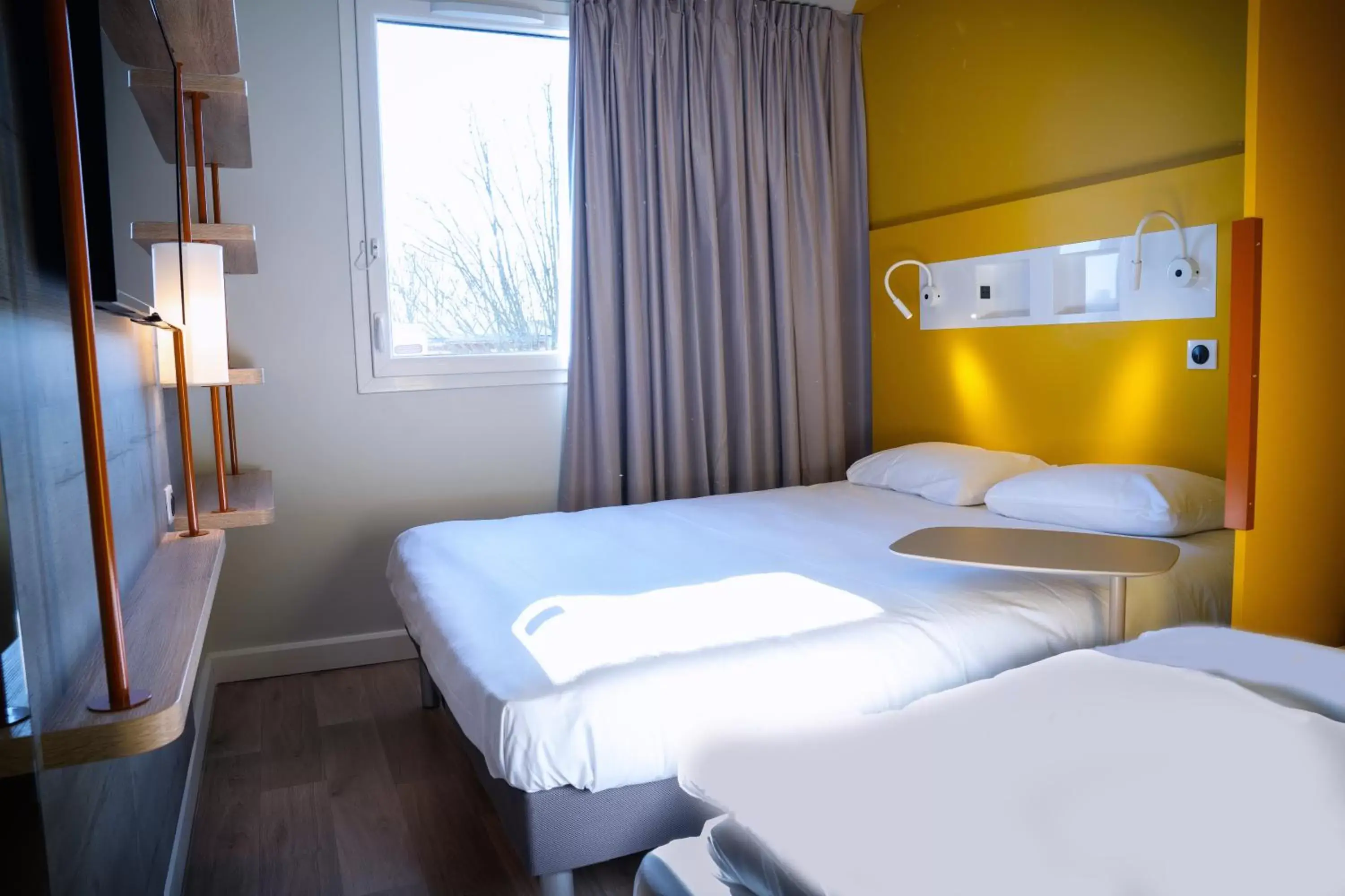 Bedroom, Bed in ibis budget Reims Parc Des Expositions