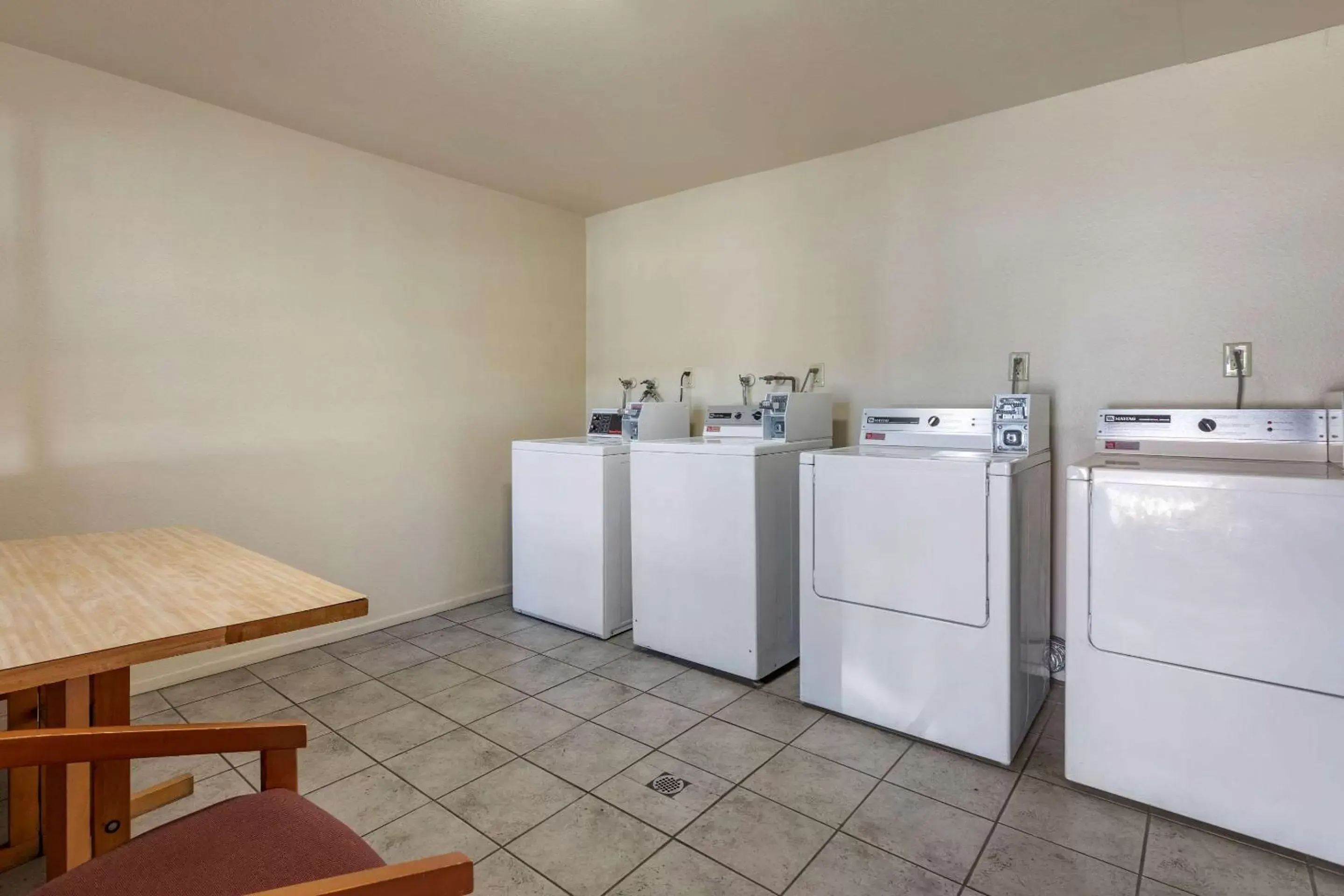 On site, Kitchen/Kitchenette in Comfort Inn Near Old Town Pasadena in Eagle Rock