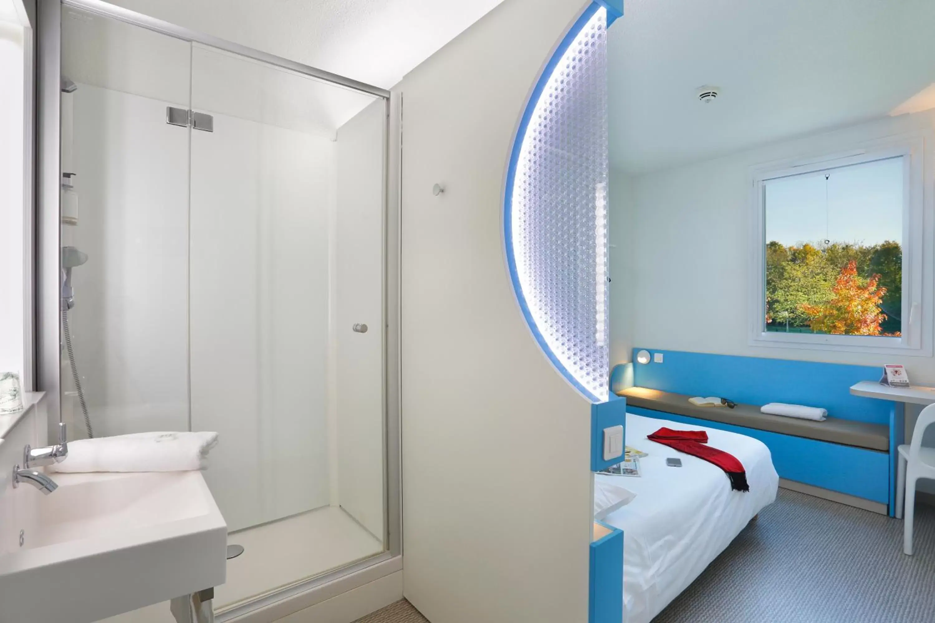 Bedroom, Bathroom in First Inn Hotel Paris Sud Les Ulis