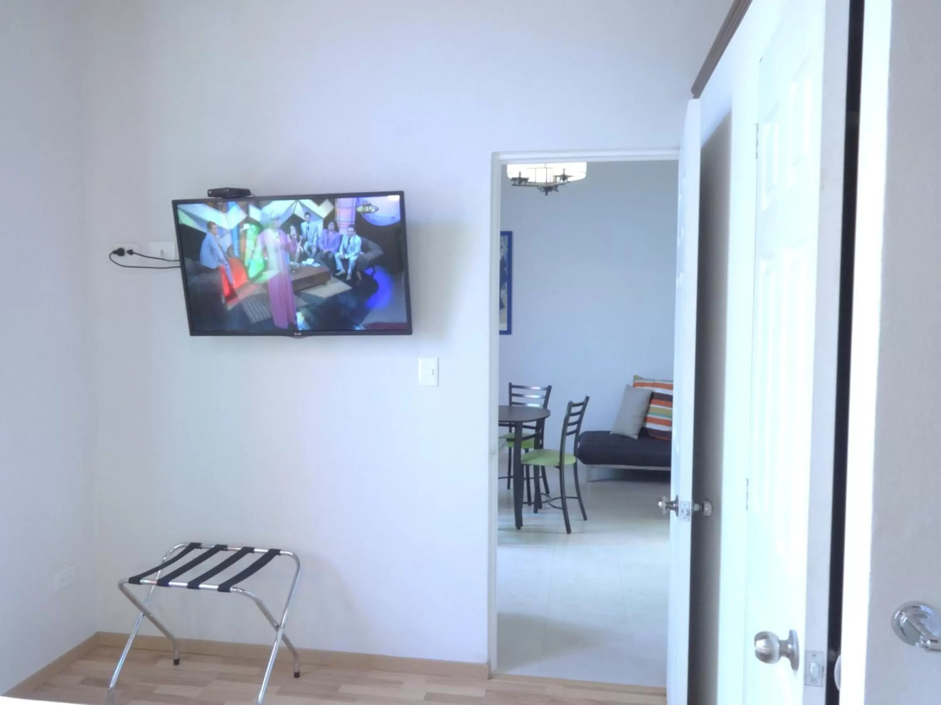 Photo of the whole room, TV/Entertainment Center in Hotel del Capitán de Puebla - Vitrales
