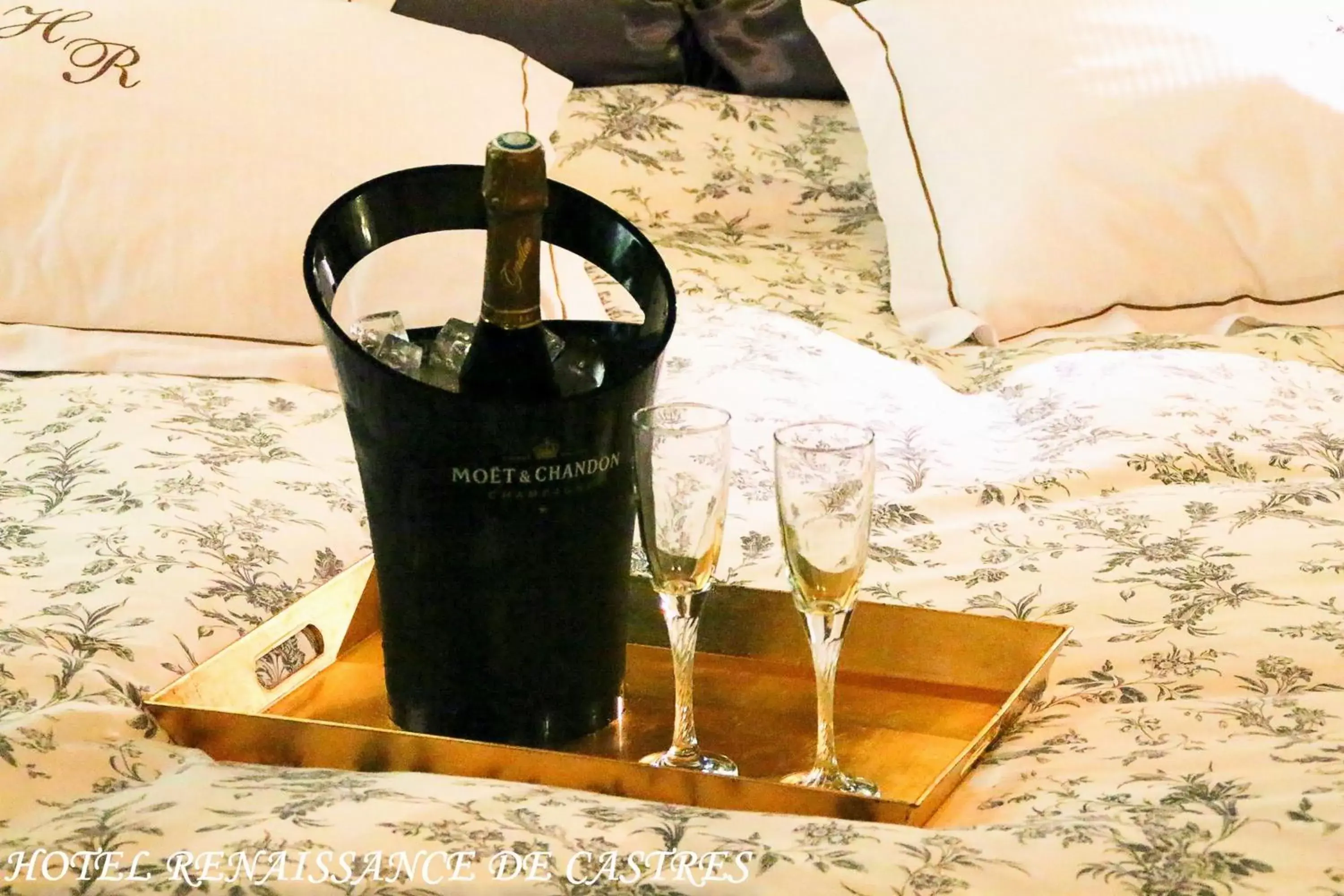 Bed, Drinks in Hôtel Renaissance