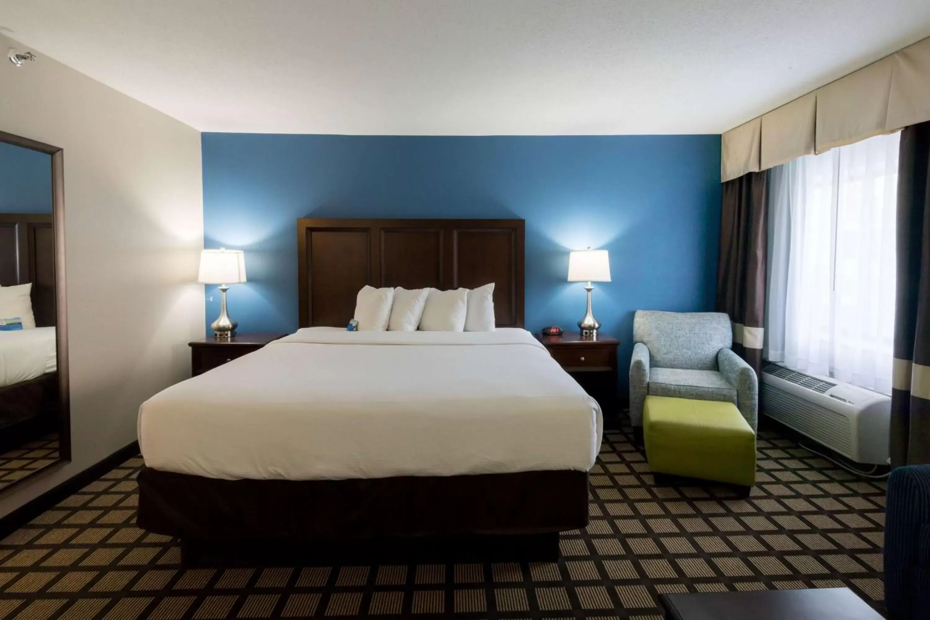 Photo of the whole room, Bed in Baymont by Wyndham Detroit Airport/Romulus