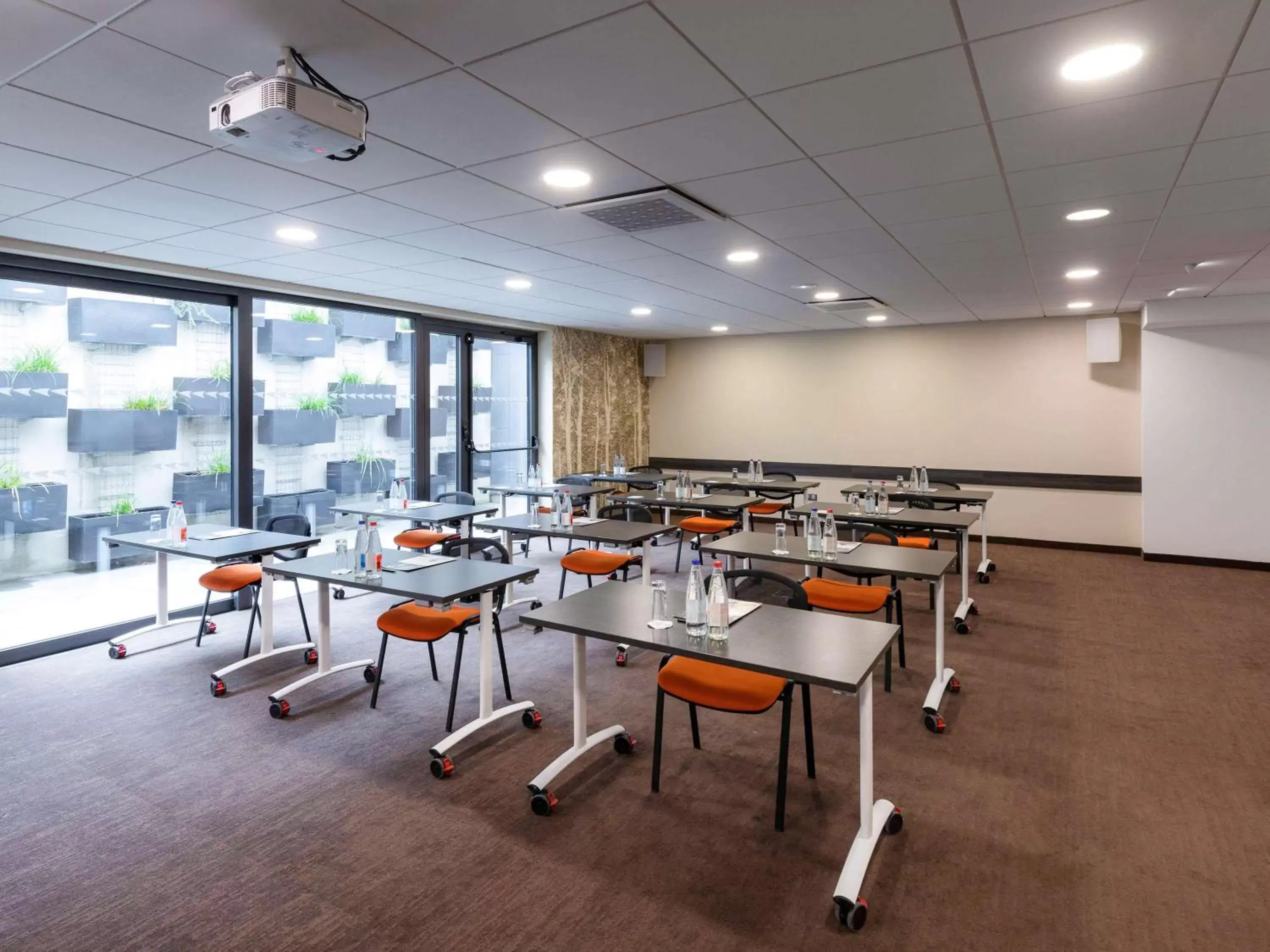 Meeting/conference room, Restaurant/Places to Eat in Mercure Bale Mulhouse Aeroport