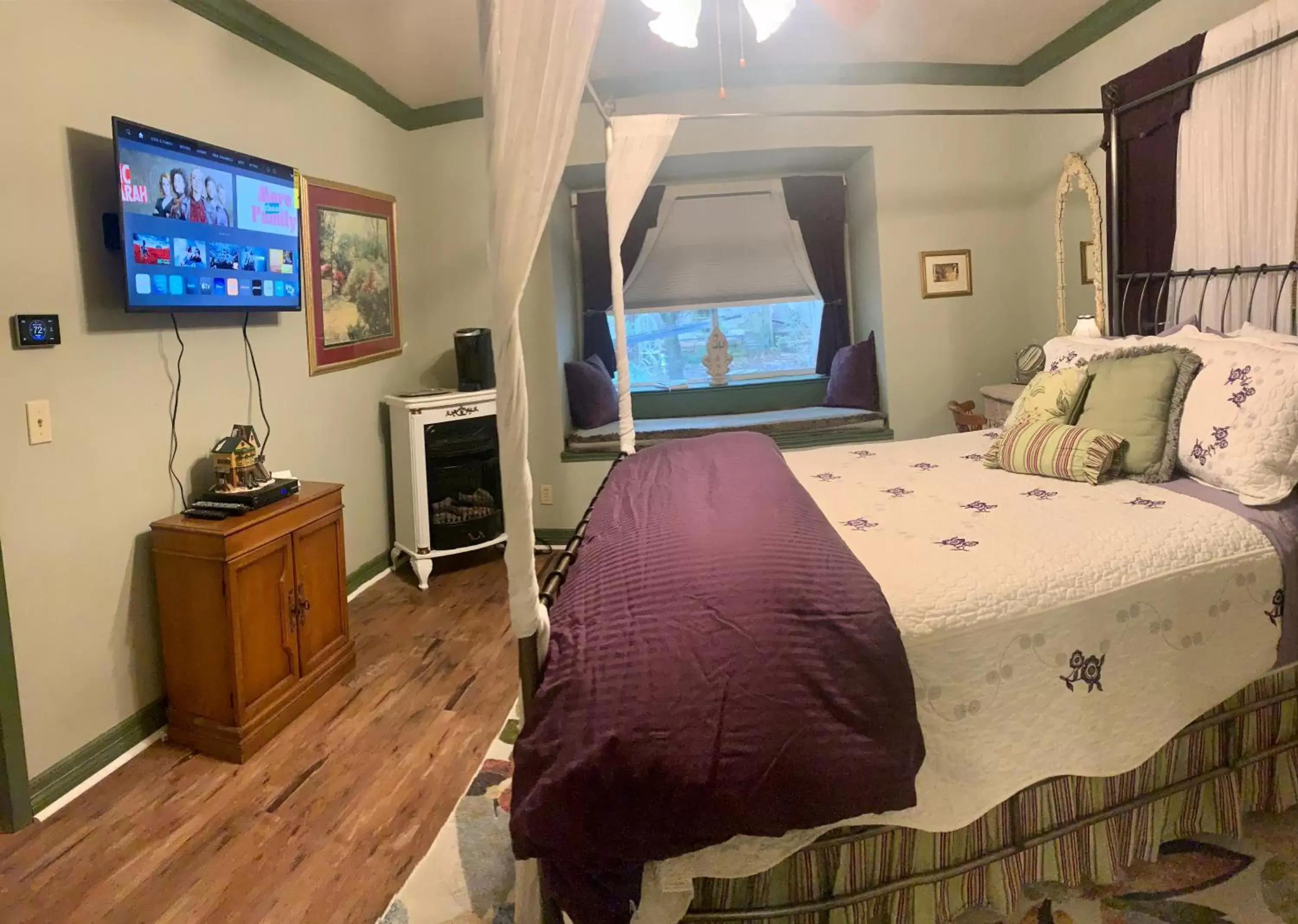 TV and multimedia, TV/Entertainment Center in Lamb's Rest Inn