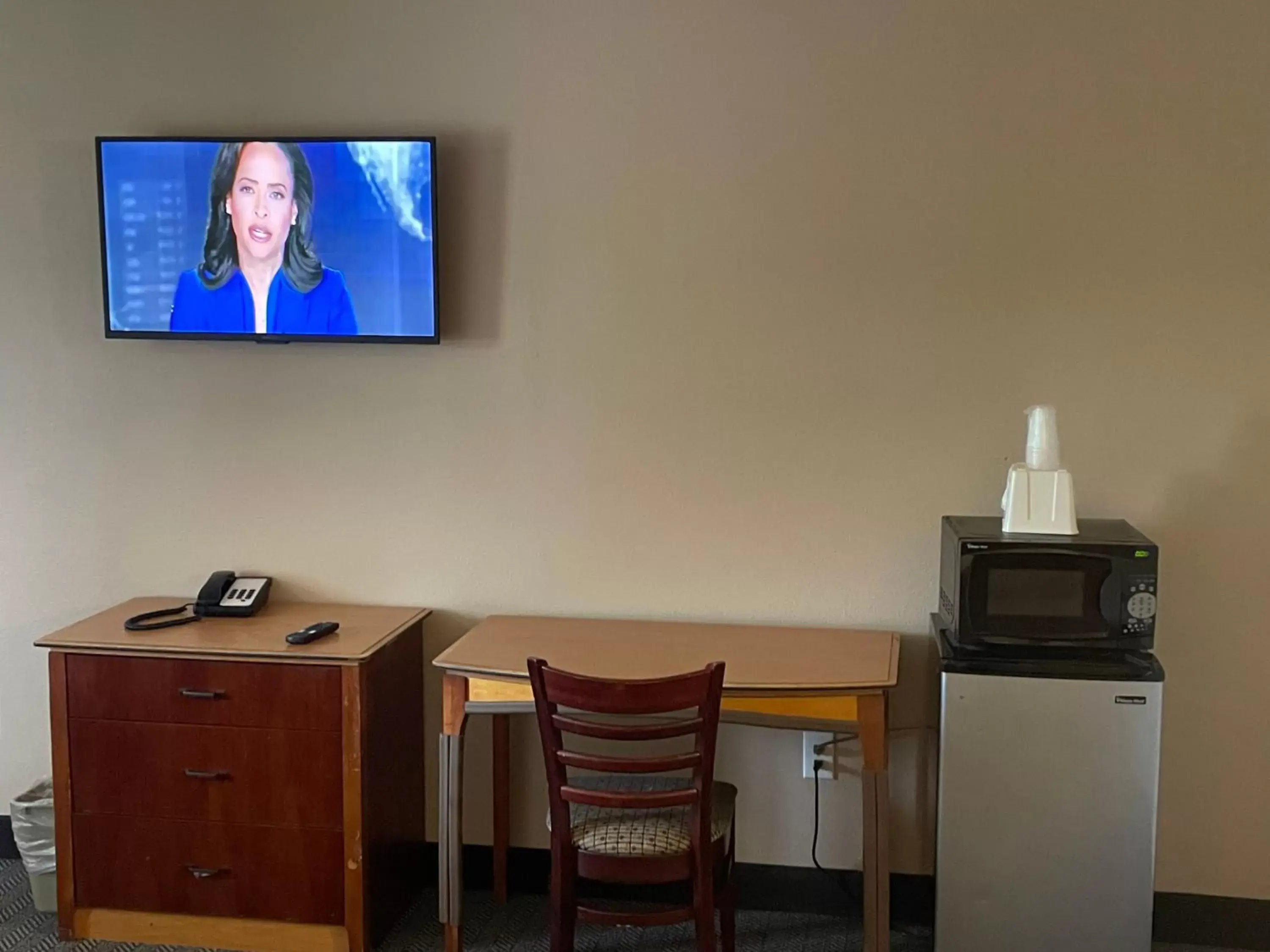 TV and multimedia, TV/Entertainment Center in Skyway Inn - Seatac