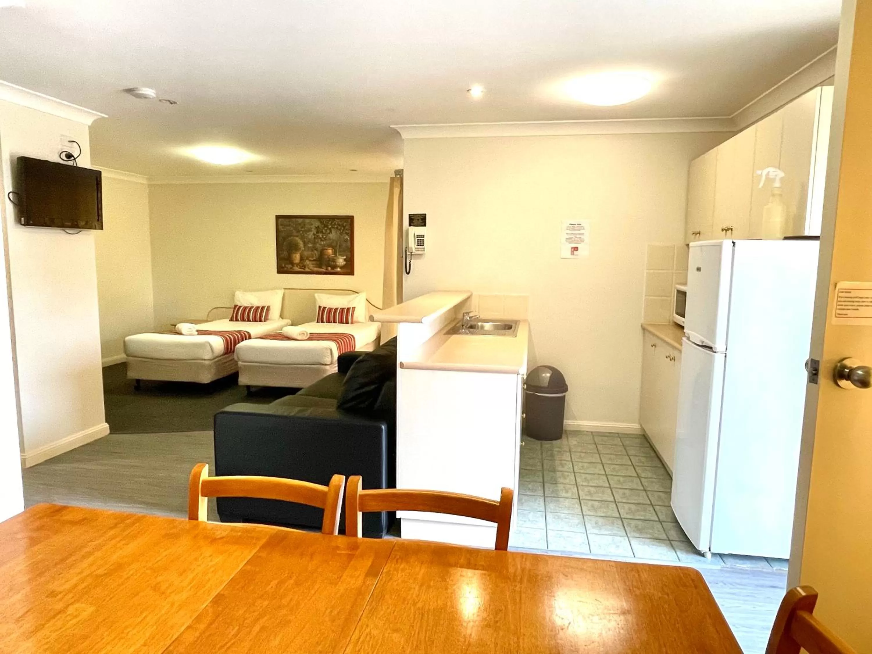 Kitchen or kitchenette, Bed in Golfview Motor Inn