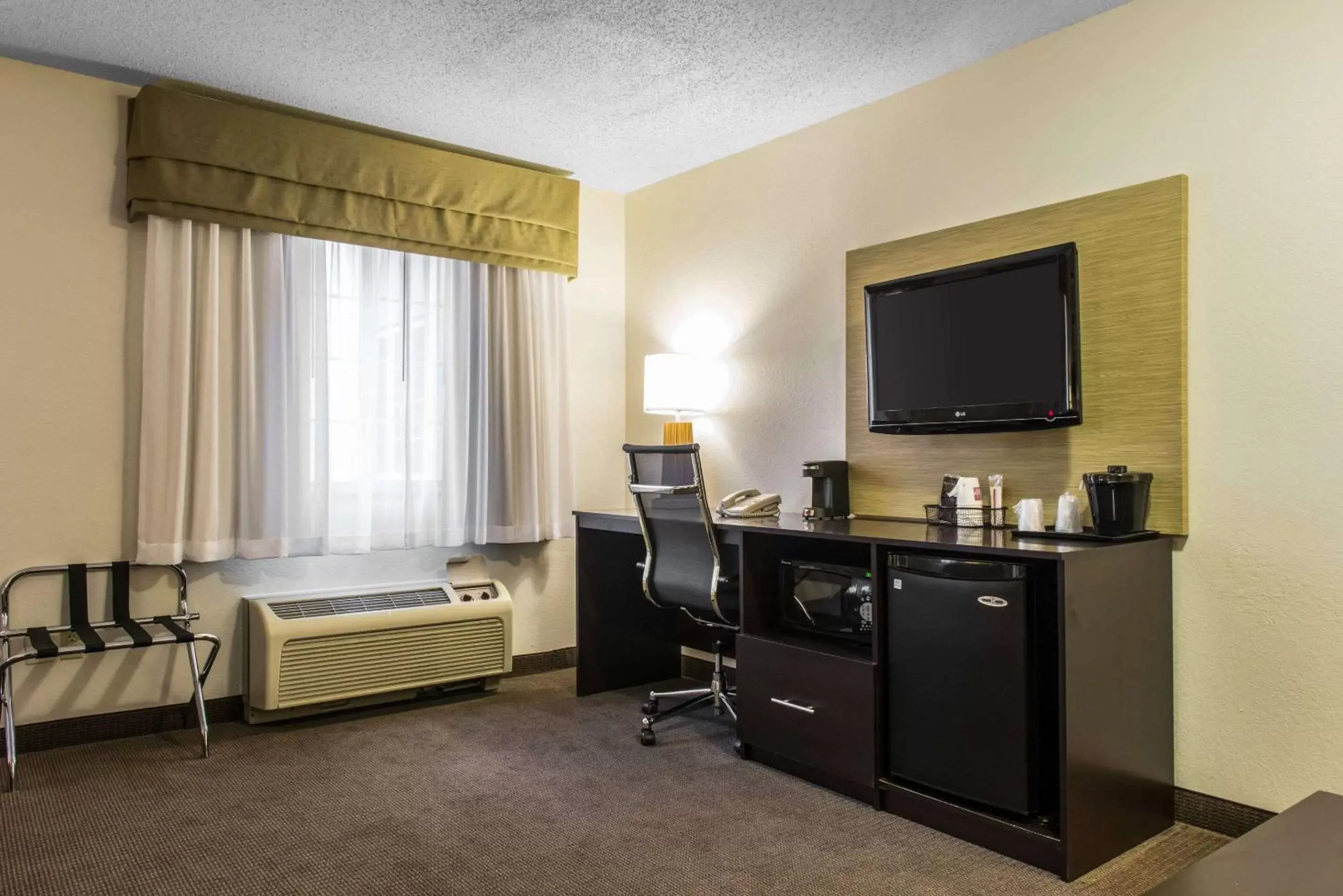 Bedroom, TV/Entertainment Center in Sleep Inn & Suites Pittsburgh