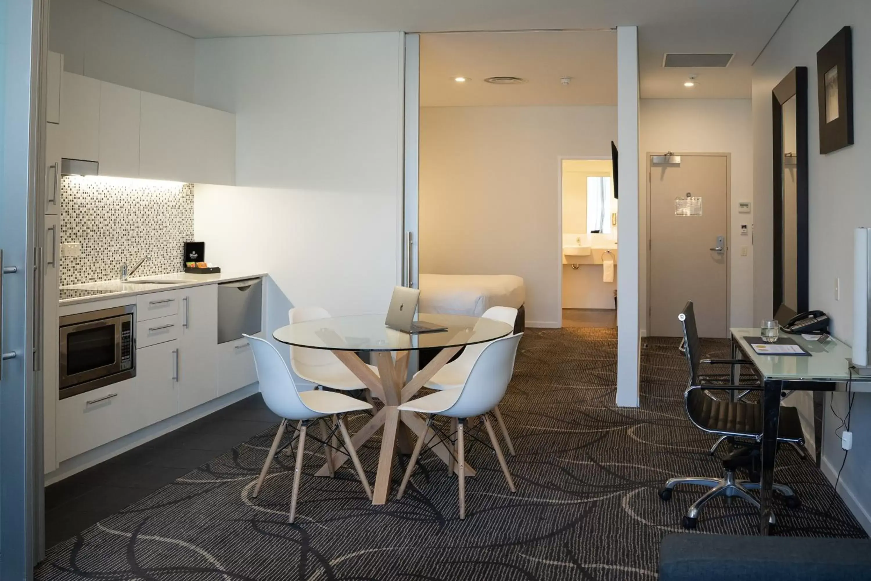 Kitchen or kitchenette, Dining Area in Adelaide Rockford Hotel