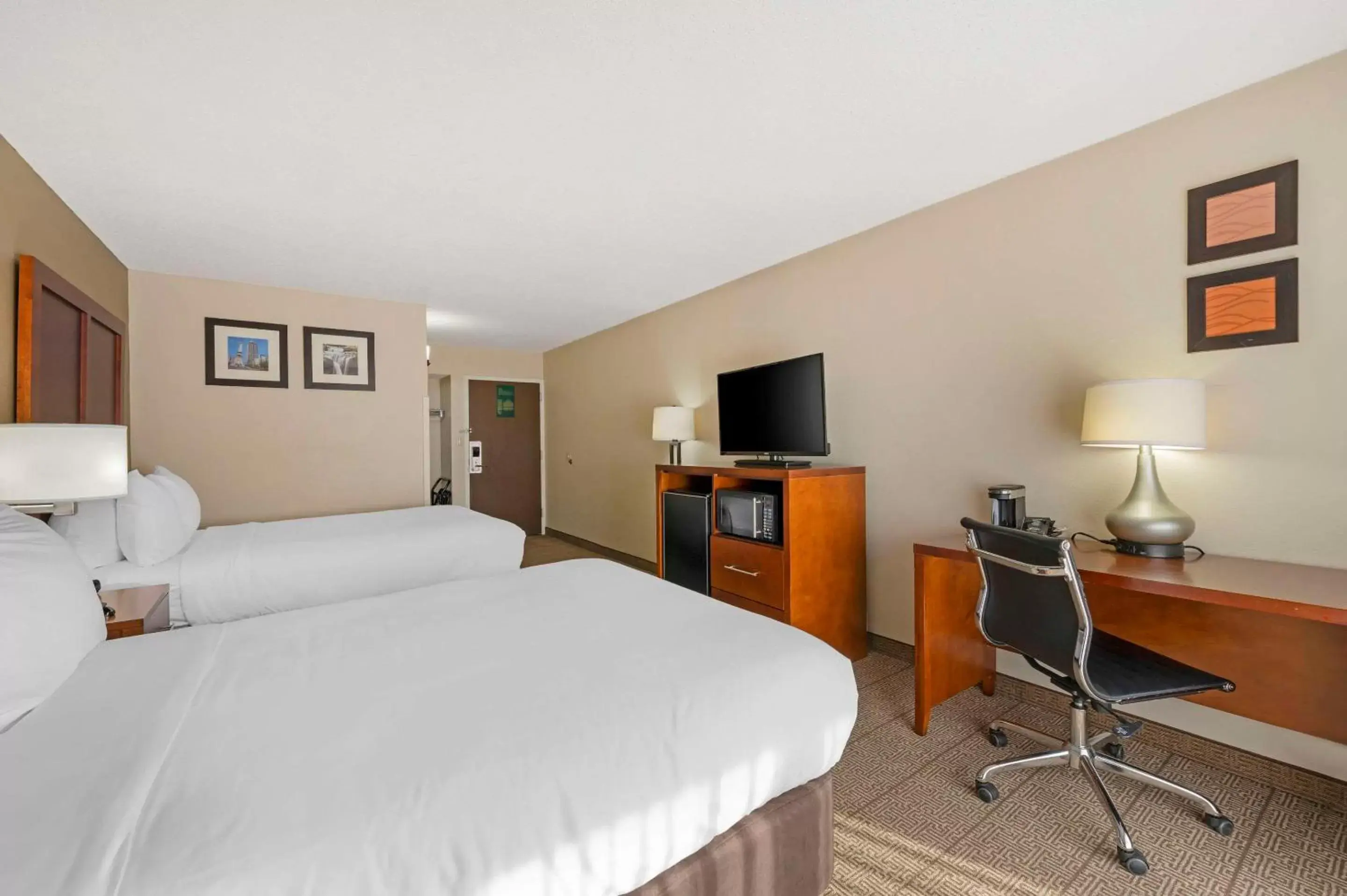 Bedroom, Bed in Comfort Inn & Suites North at the Pyramids