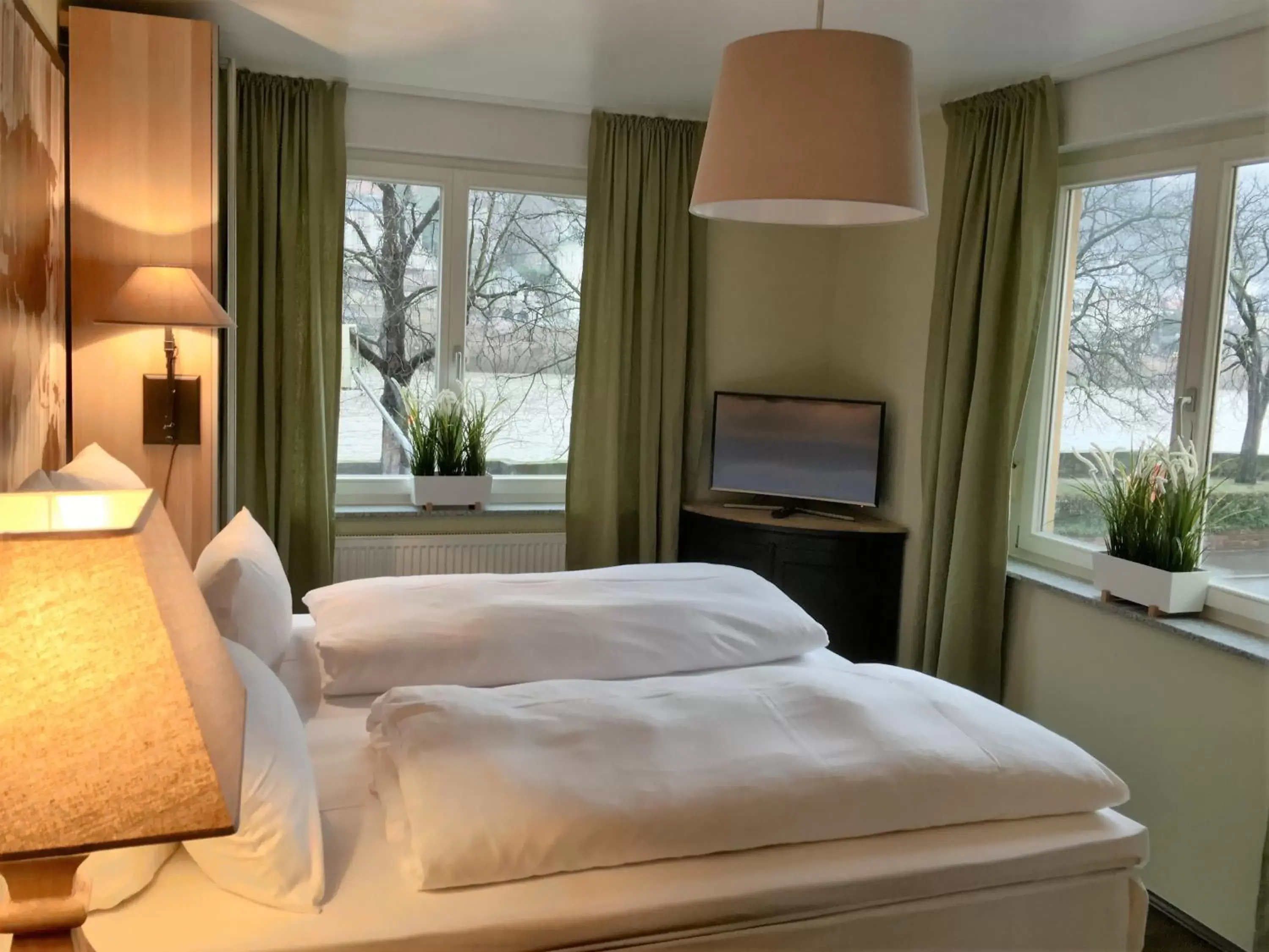 Photo of the whole room, Bed in Hotel Zur Alten Brücke