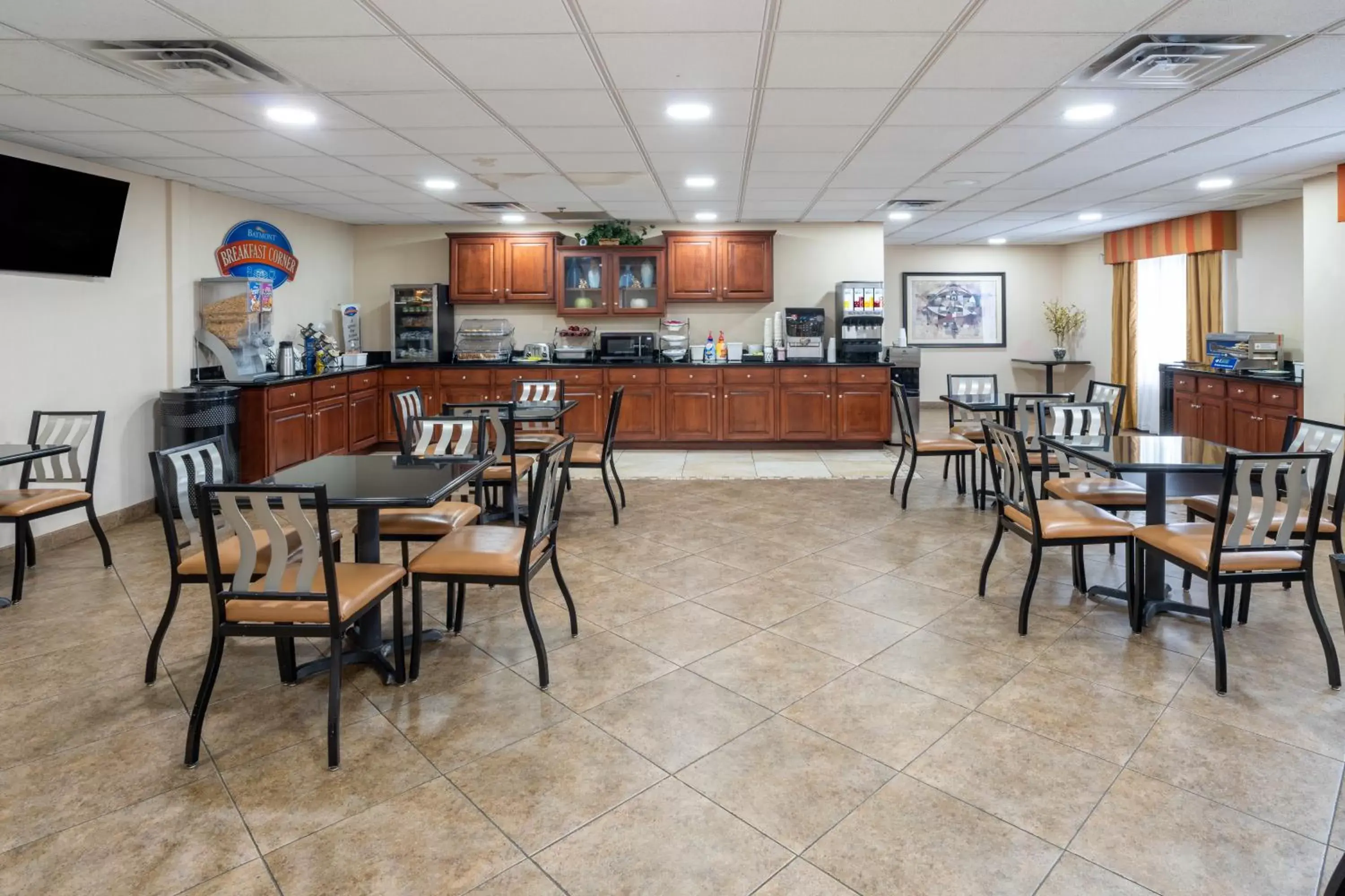 Kitchen or kitchenette, Restaurant/Places to Eat in Baymont by Wyndham Savannah South