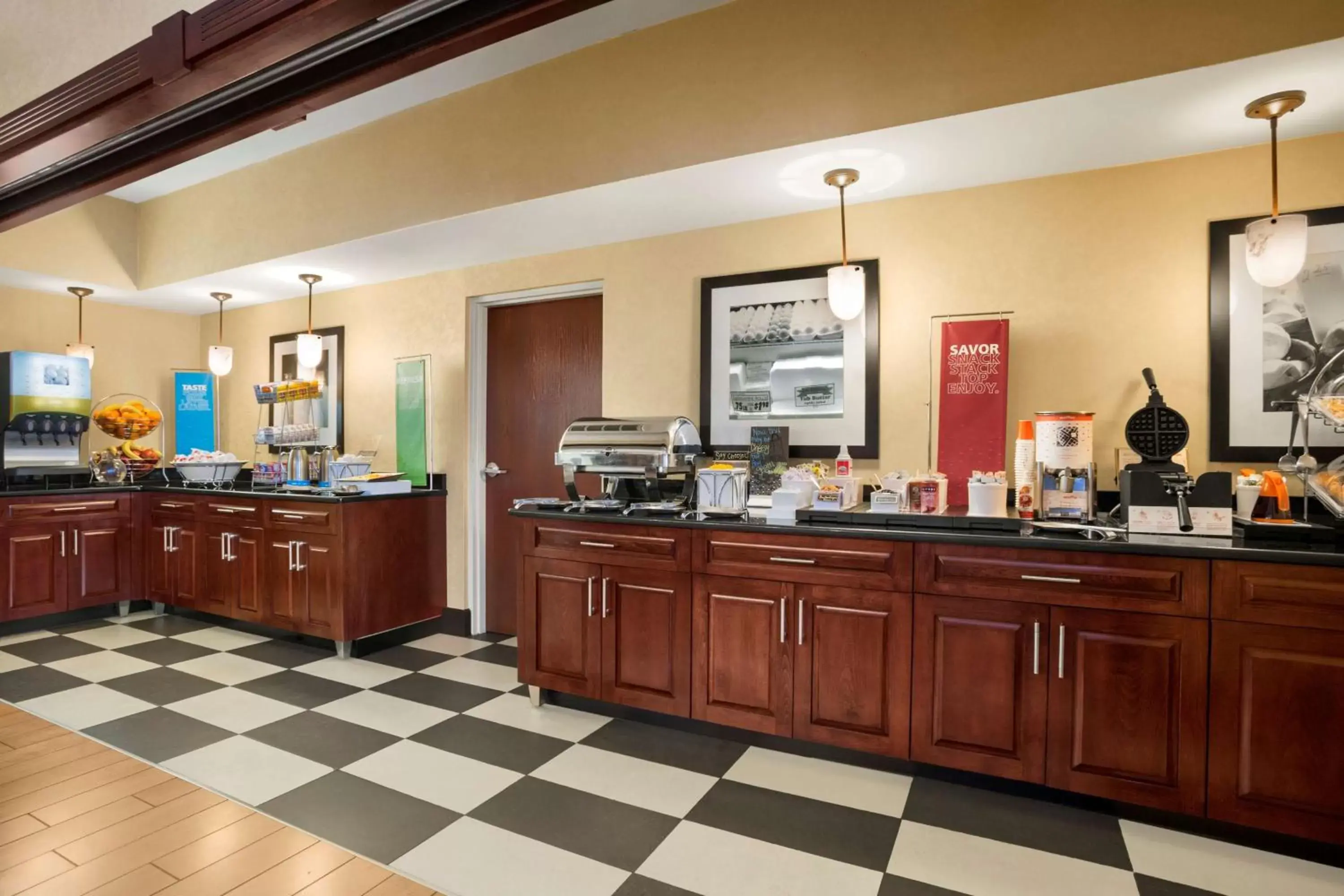 Dining area in Hampton Inn Forrest City