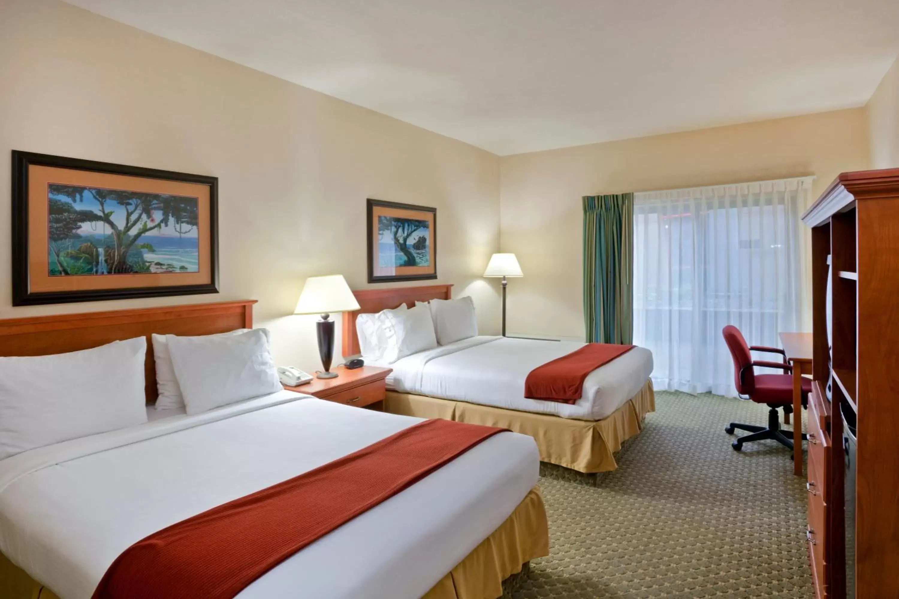 Bed in Triple Play Resort Hotel & Suites