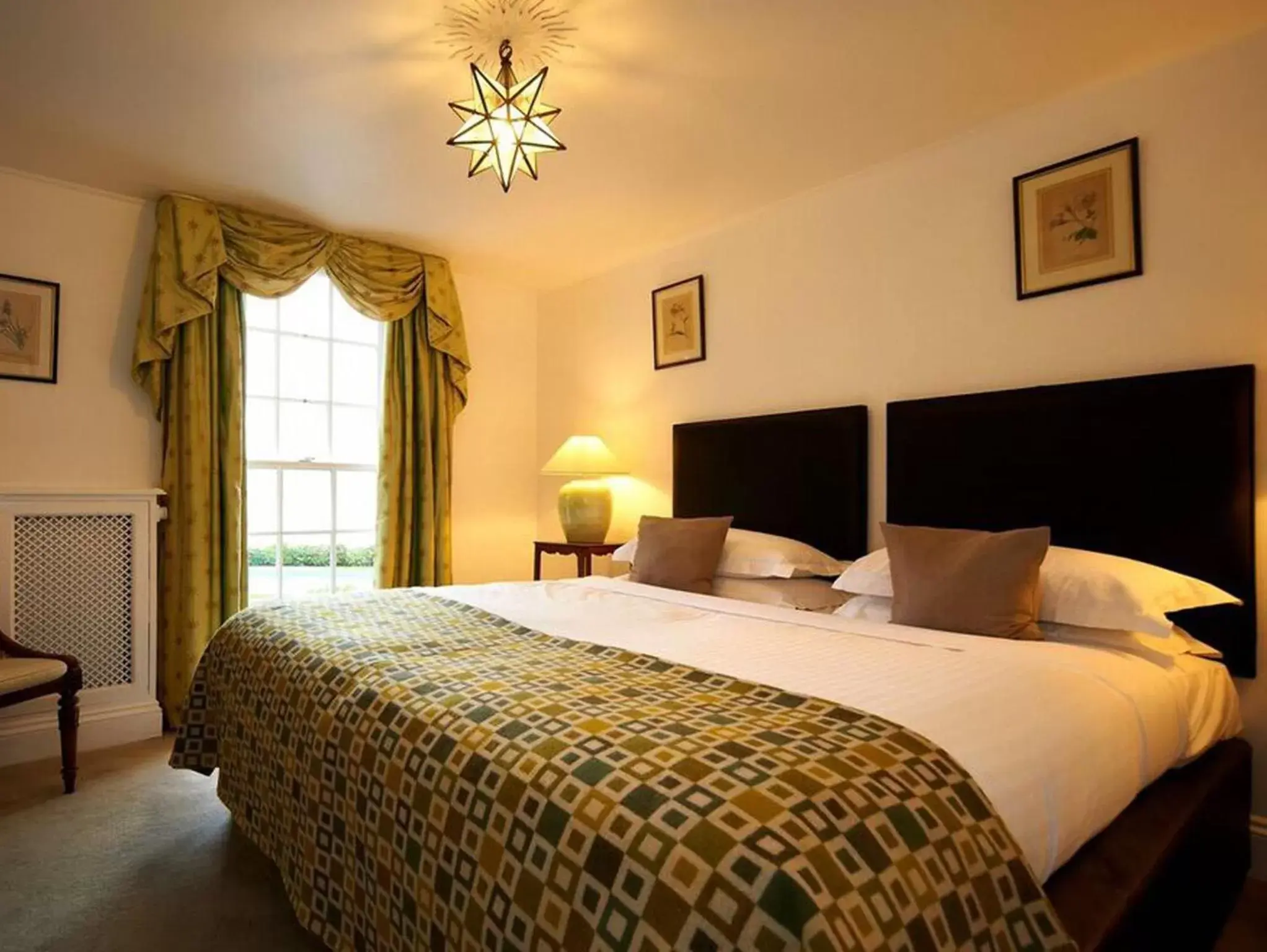 Photo of the whole room, Bed in Portmeirion Village & Castell Deudraeth